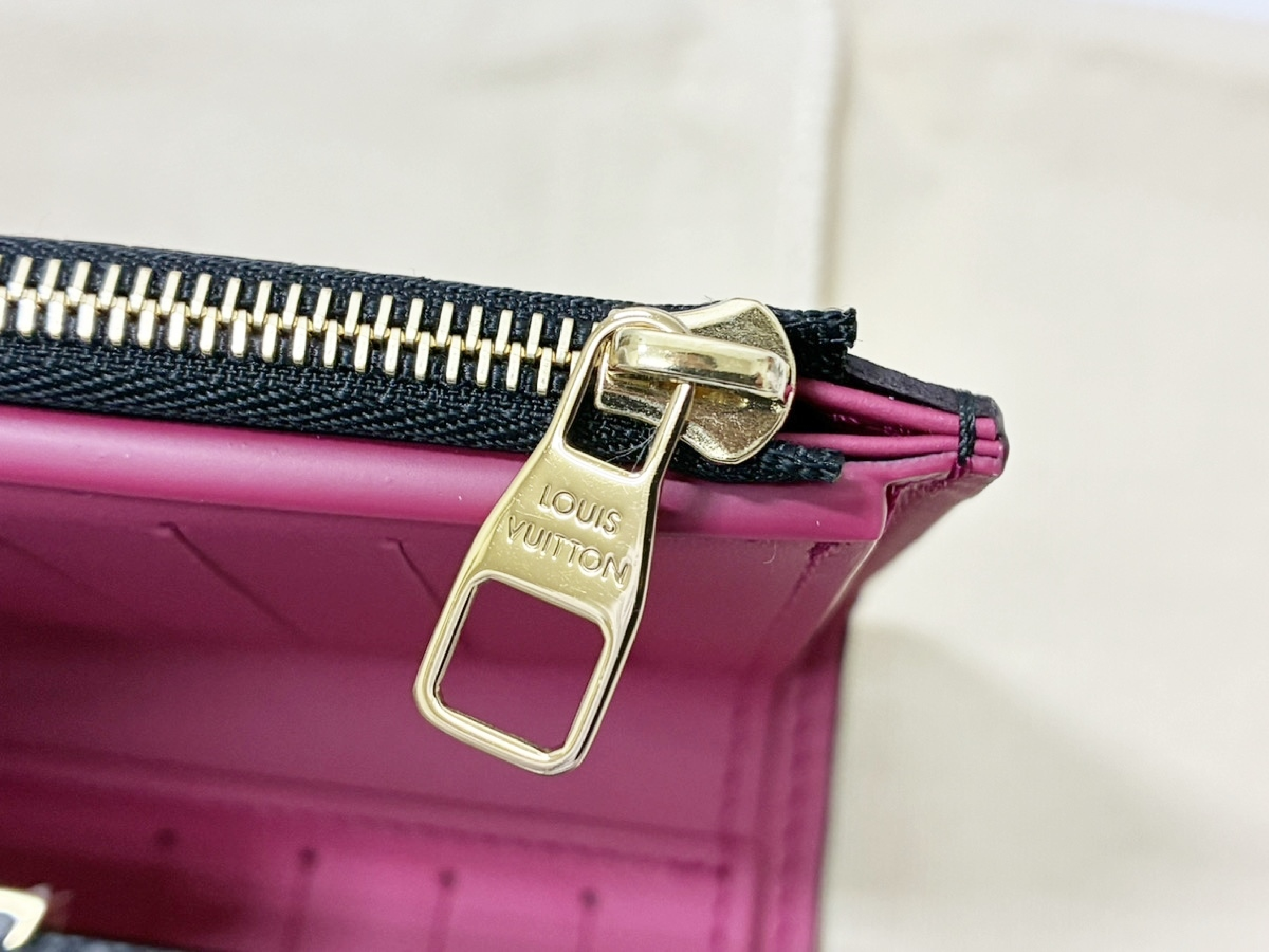 Portefeuille Capucines M62157 Taurillon Leather Noir x Hot Pink Wallet — view 11