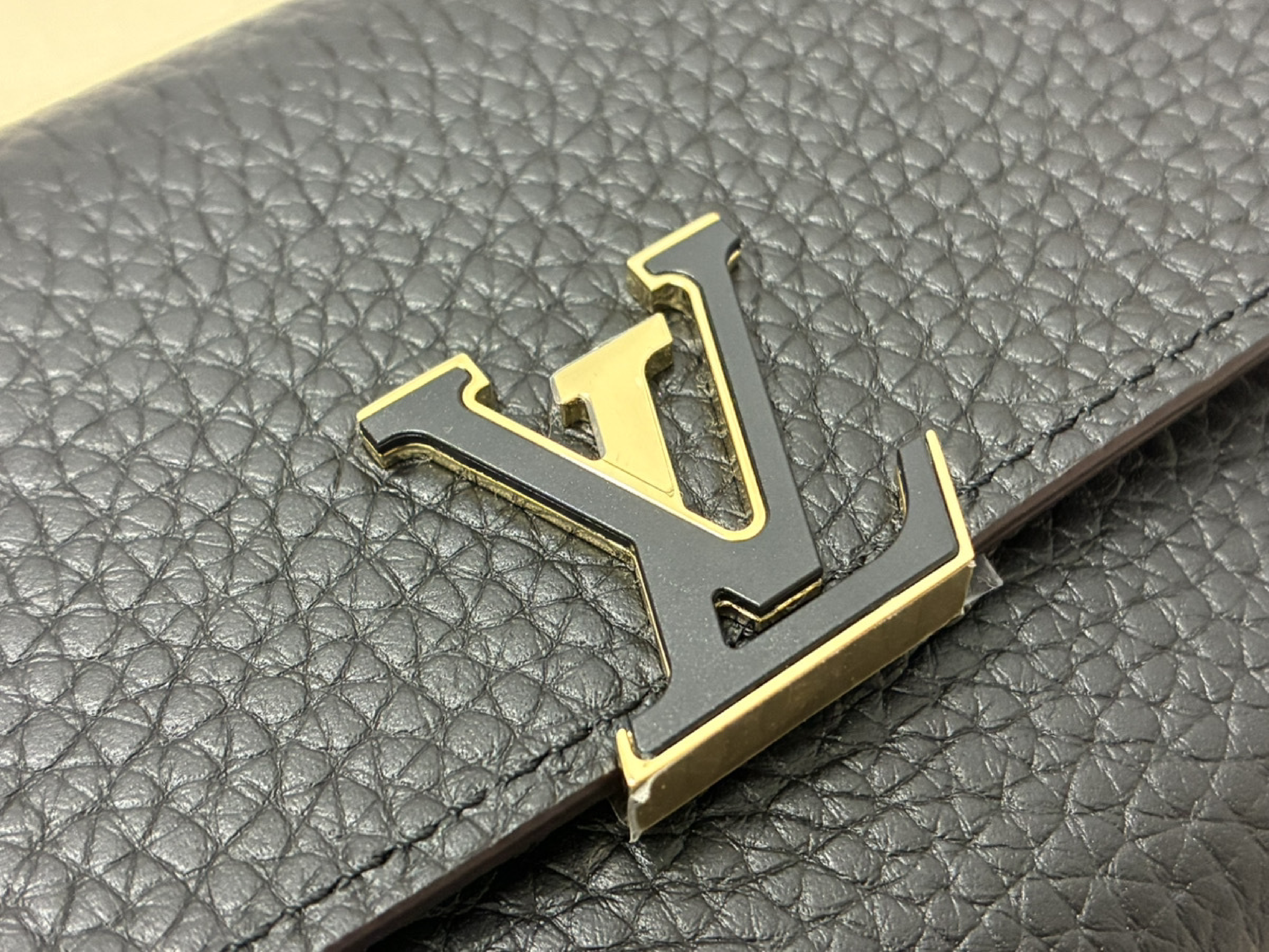 Portefeuille Capucines M62157 Taurillon Leather Noir x Hot Pink Wallet — view 12