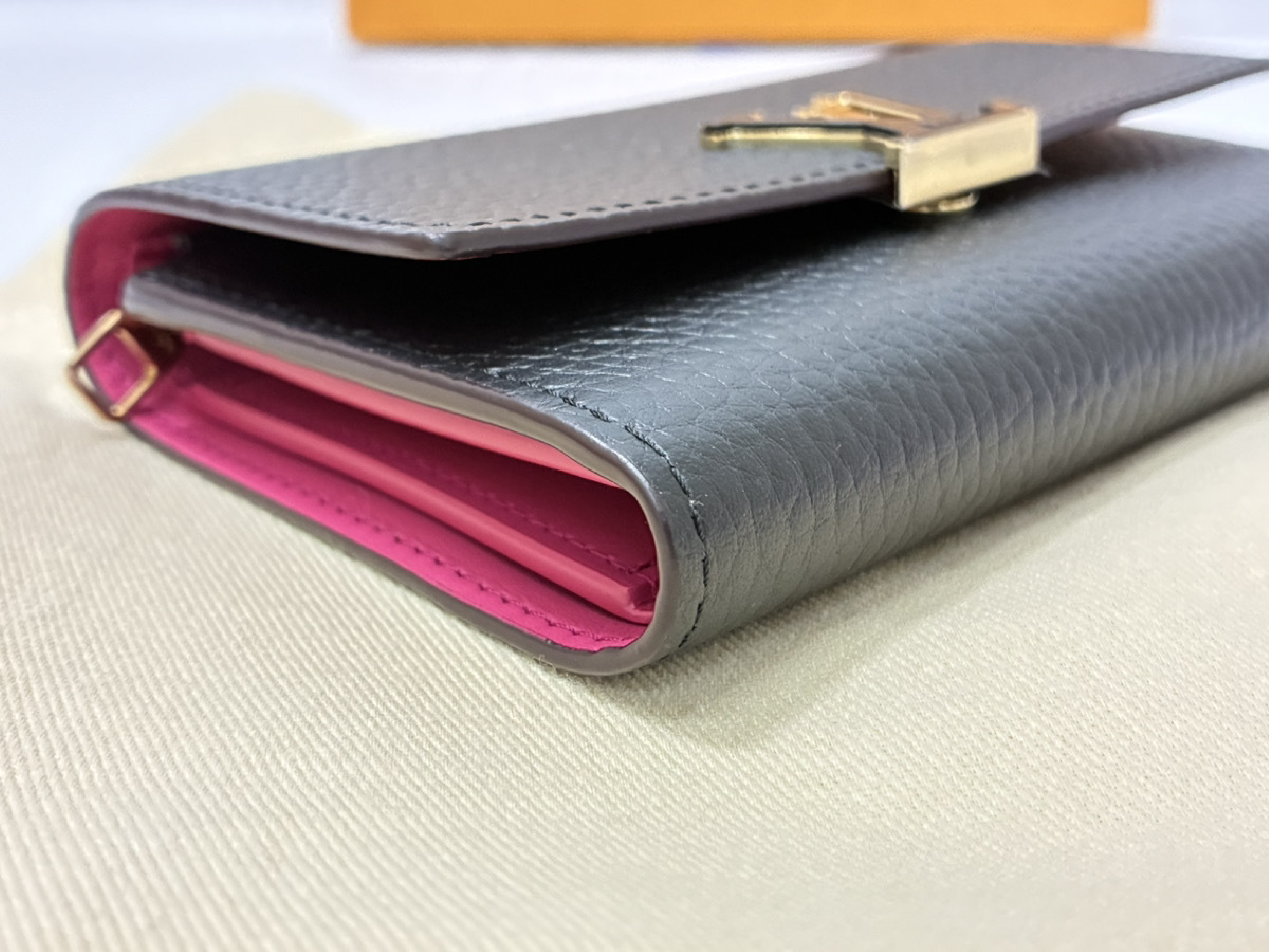 Portefeuille Capucines M62157 Taurillon Leather Noir x Hot Pink Wallet — view 3