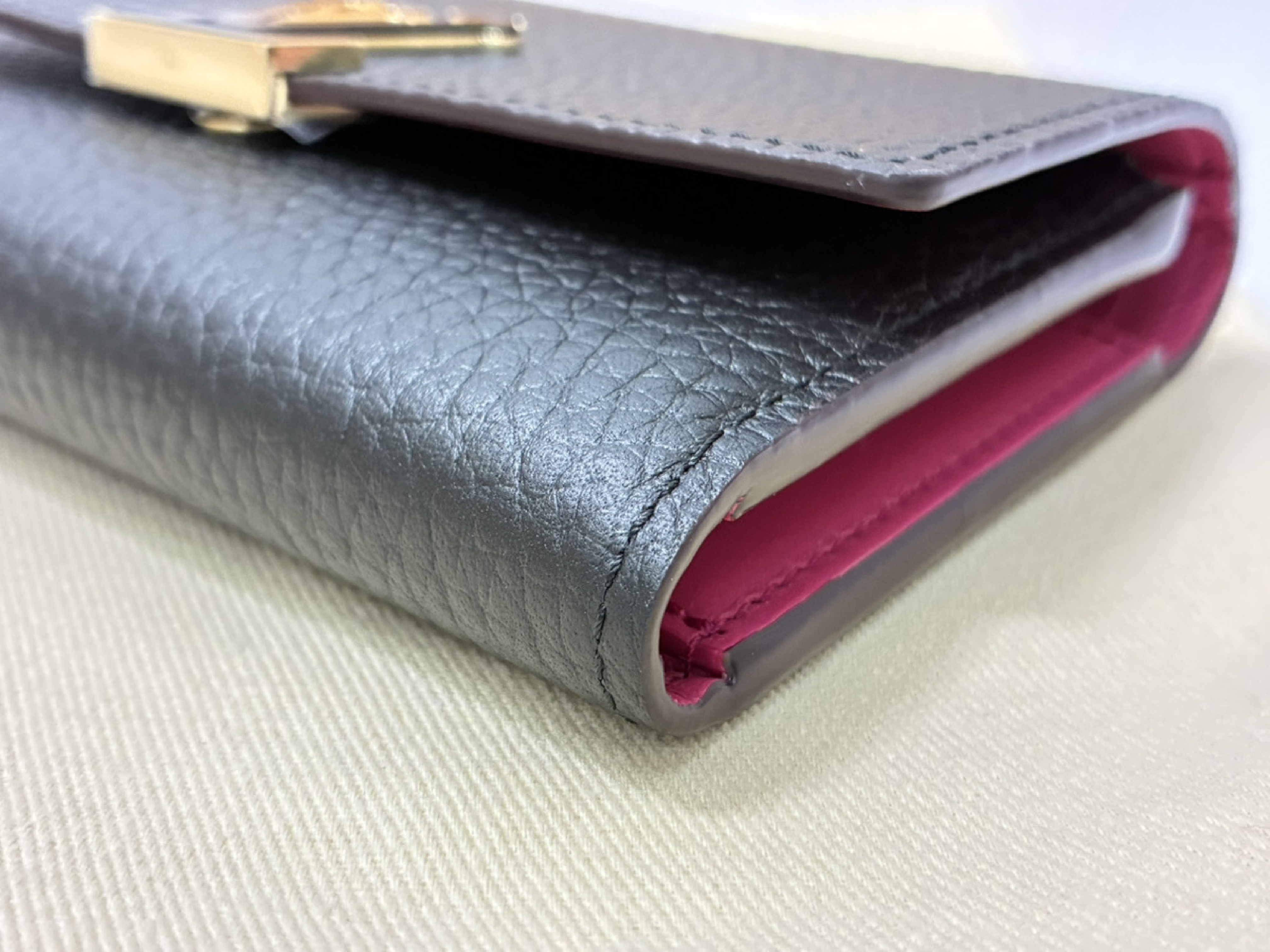Portefeuille Capucines M62157 Taurillon Leather Noir x Hot Pink Wallet — view 4