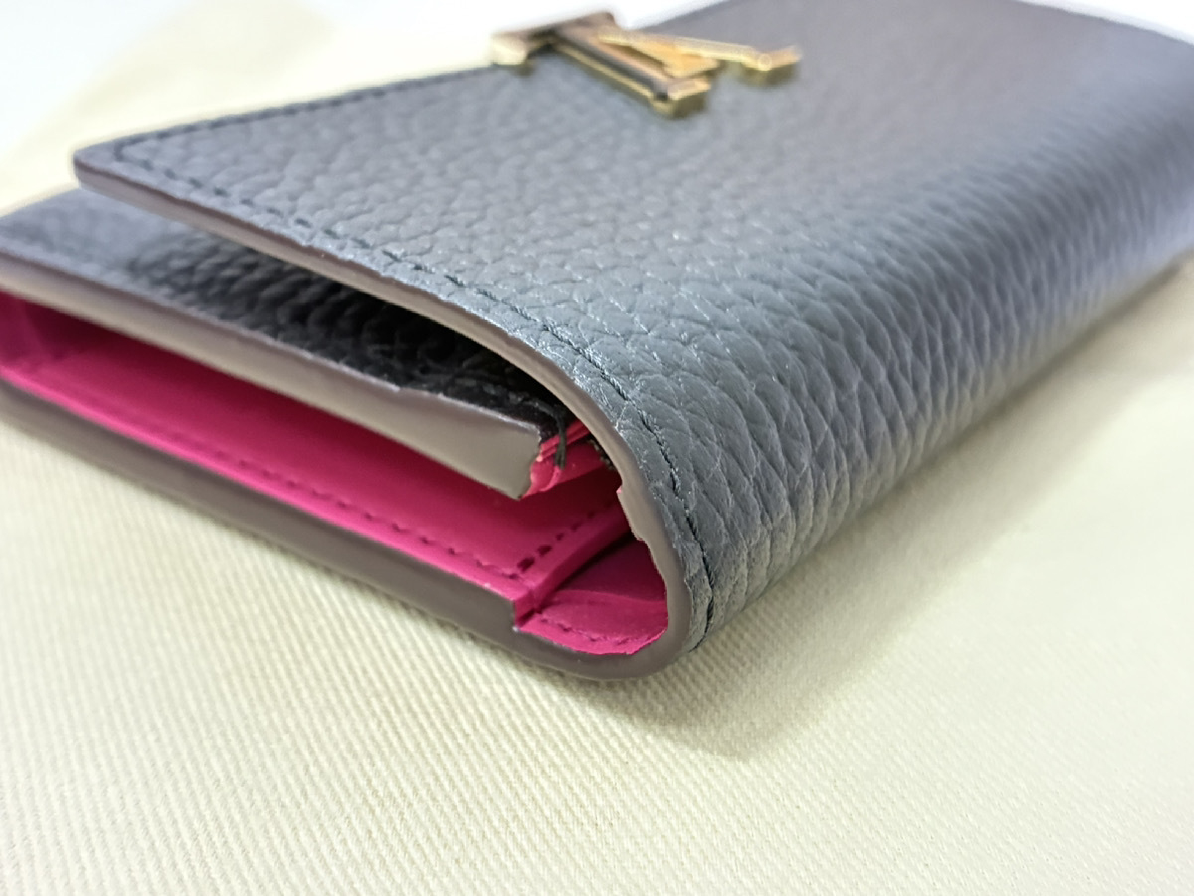 Portefeuille Capucines M62157 Taurillon Leather Noir x Hot Pink Wallet — view 5