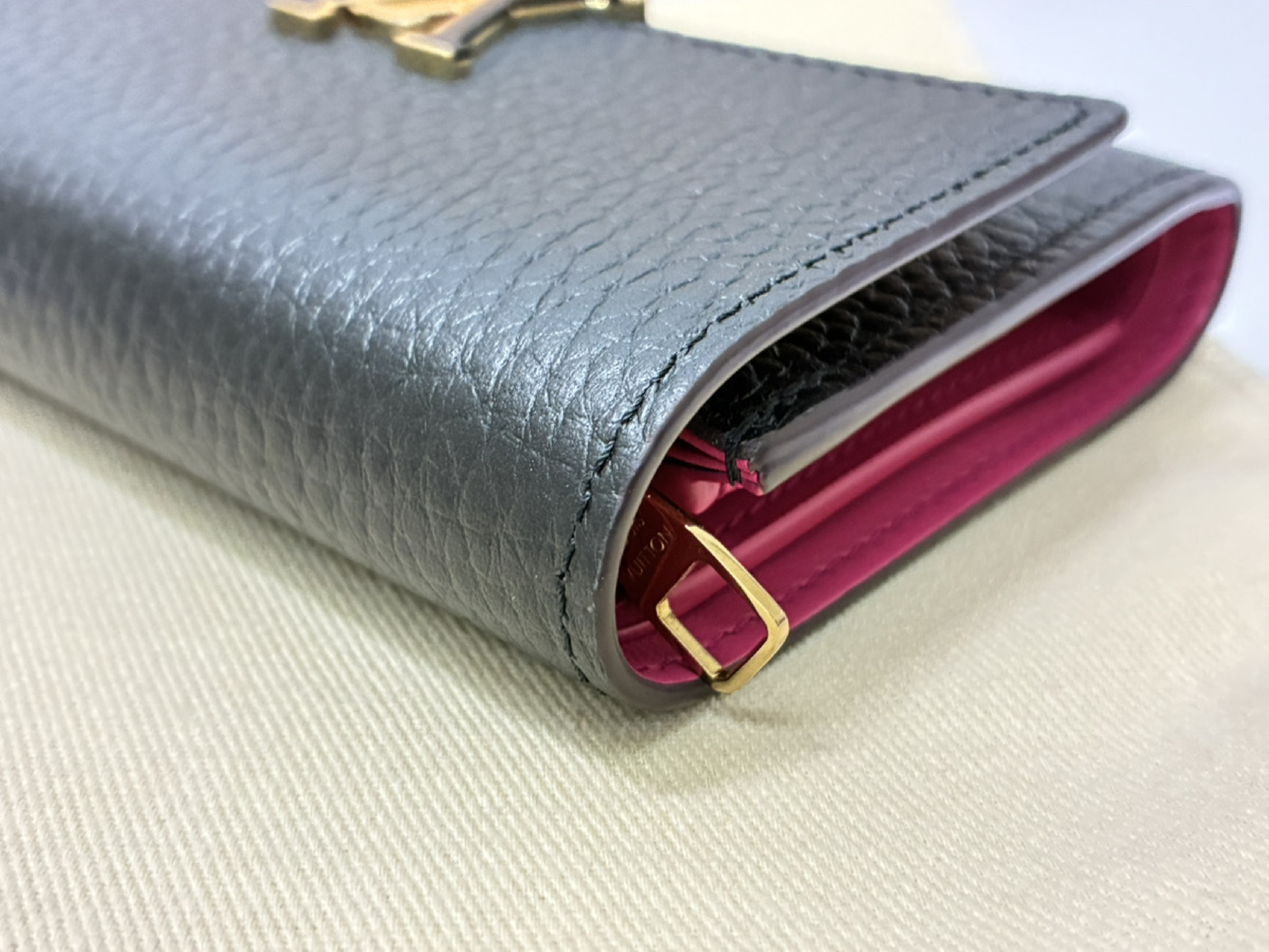 Portefeuille Capucines M62157 Taurillon Leather Noir x Hot Pink Wallet — view 6
