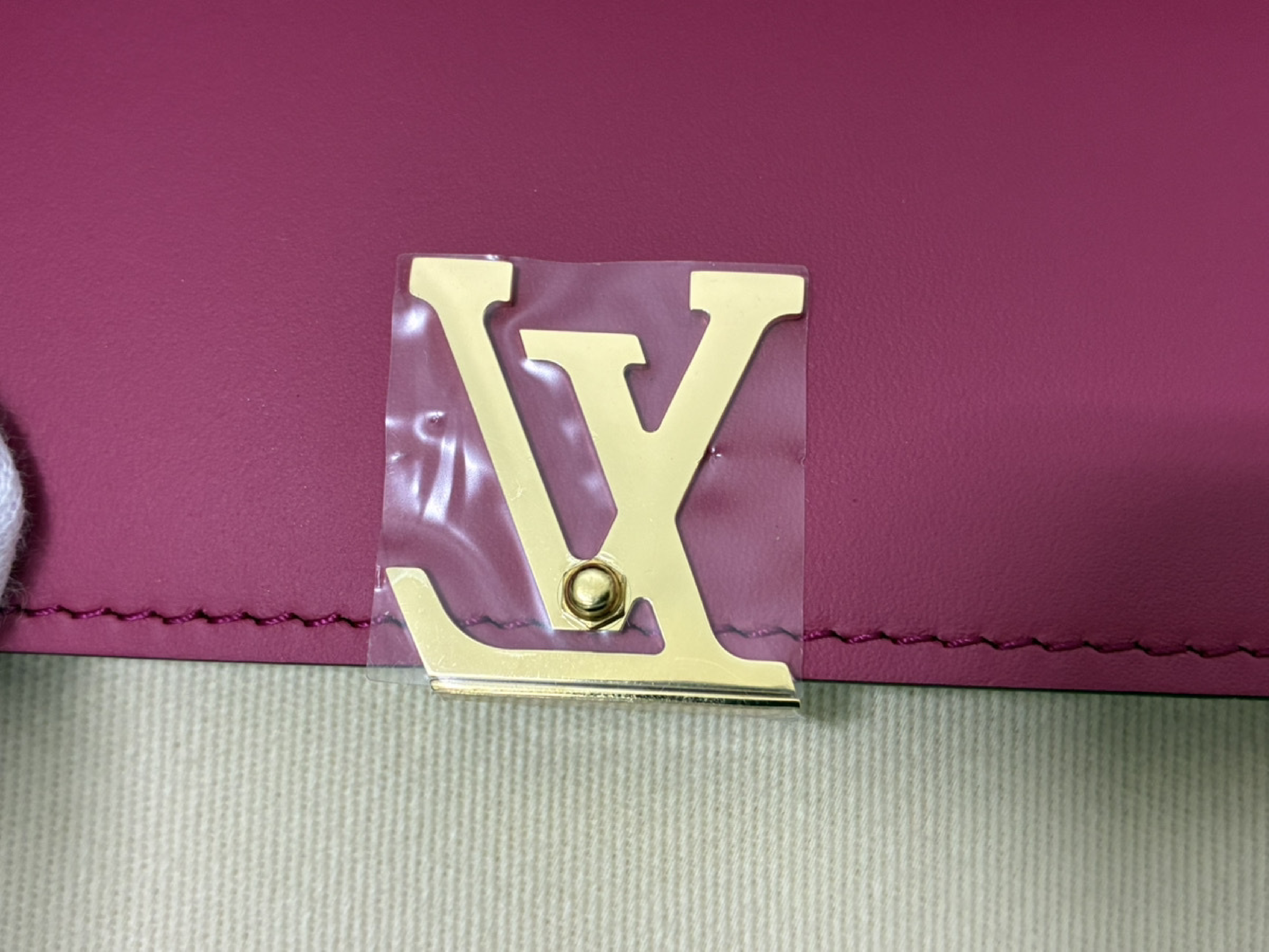 Portefeuille Capucines M62157 Taurillon Leather Noir x Hot Pink Wallet — view 7