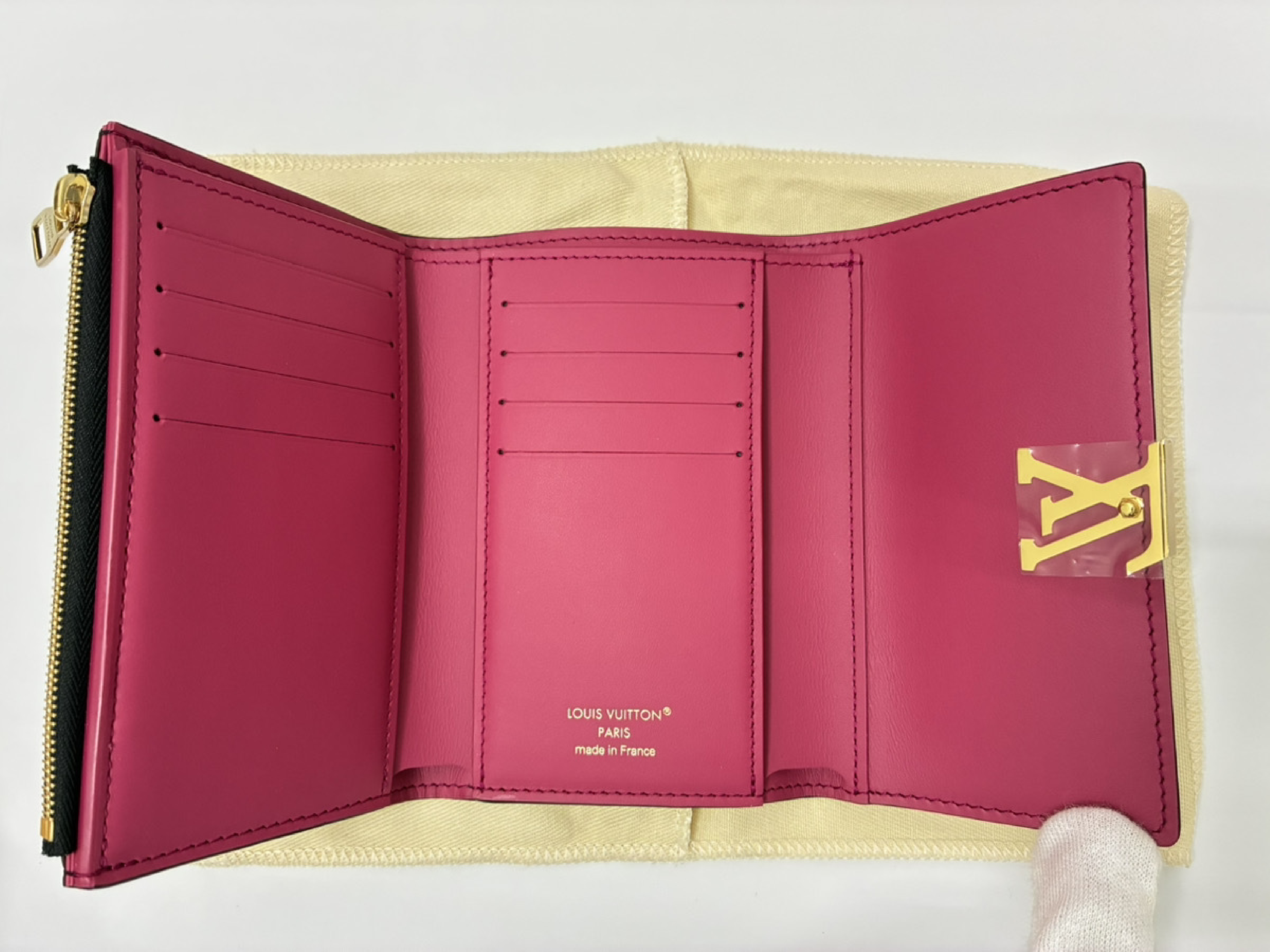 Portefeuille Capucines M62157 Taurillon Leather Noir x Hot Pink Wallet — view 8