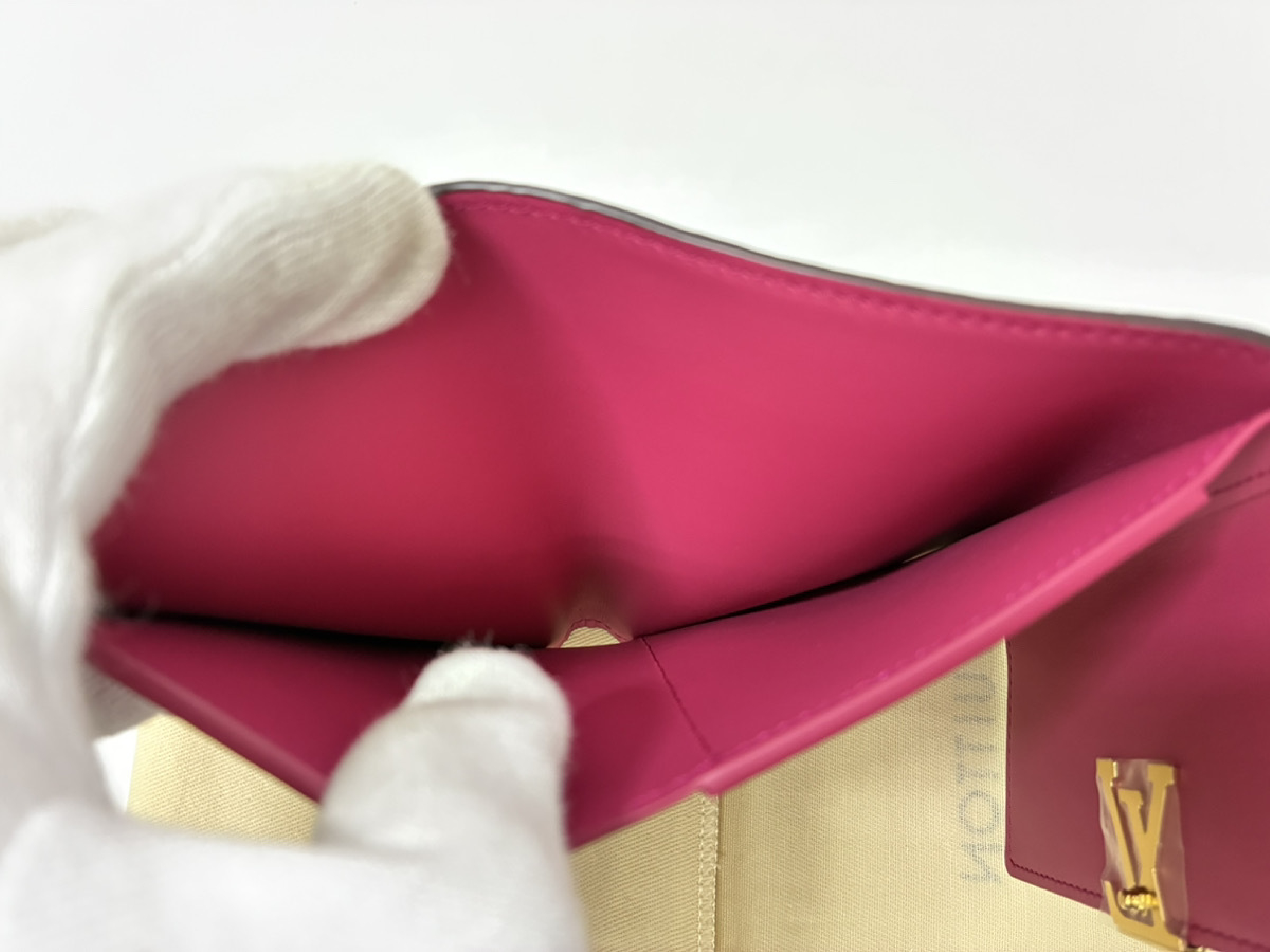 Portefeuille Capucines M62157 Taurillon Leather Noir x Hot Pink Wallet — view 9