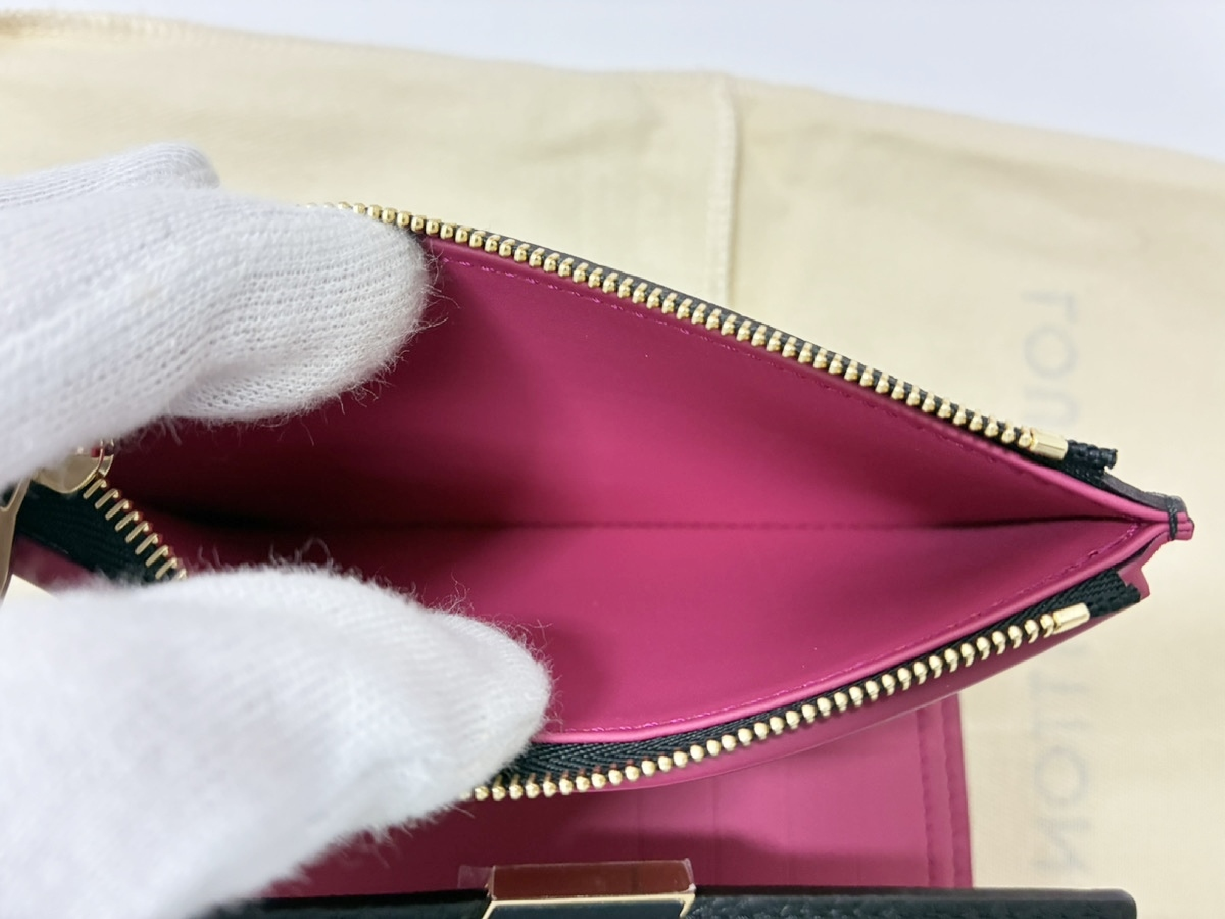 Portefeuille Capucines M62157 Taurillon Leather Noir x Hot Pink Wallet — view 10