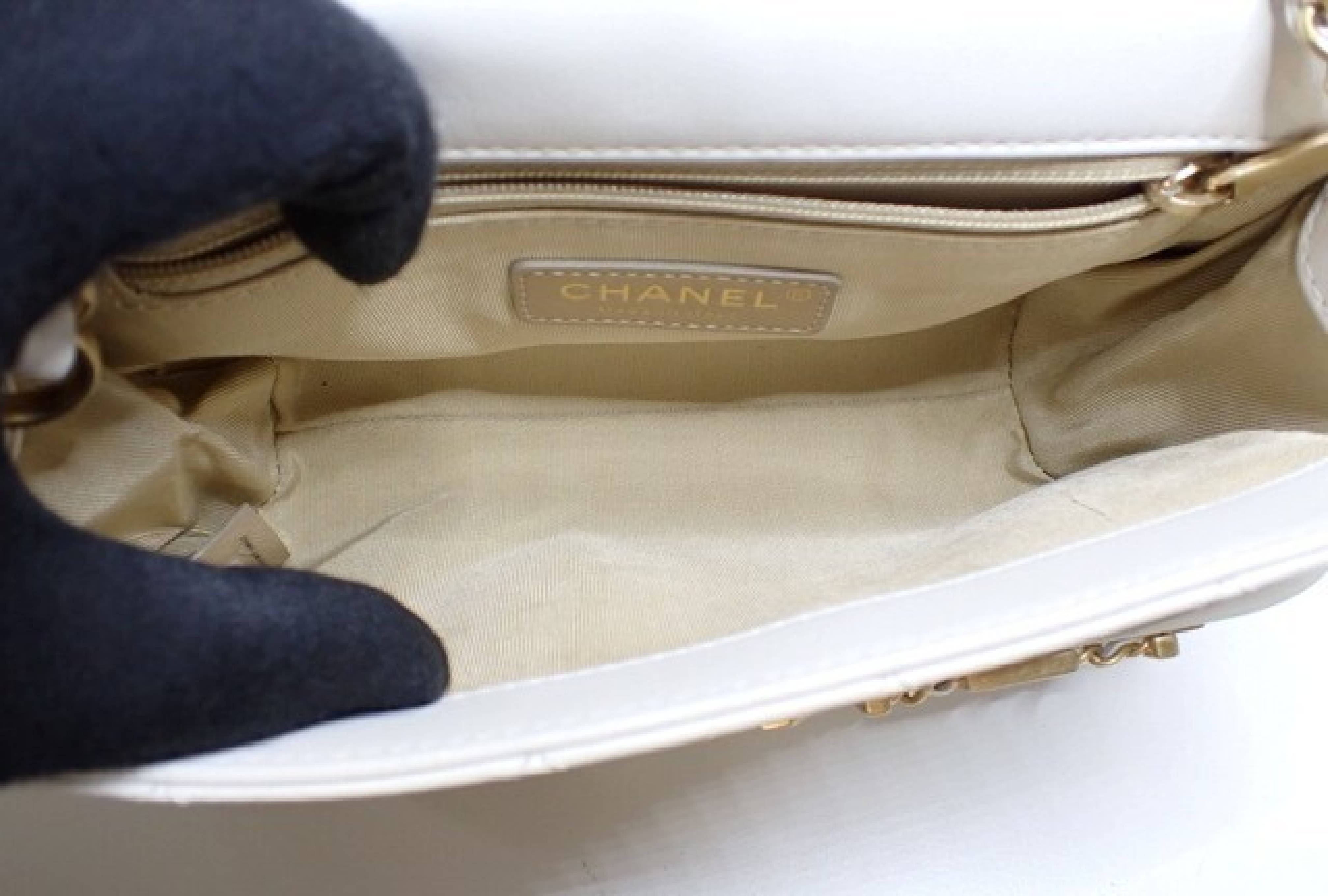 leather chain shoulder bag with logo hardware and protective seal (serial number 29). — view 7