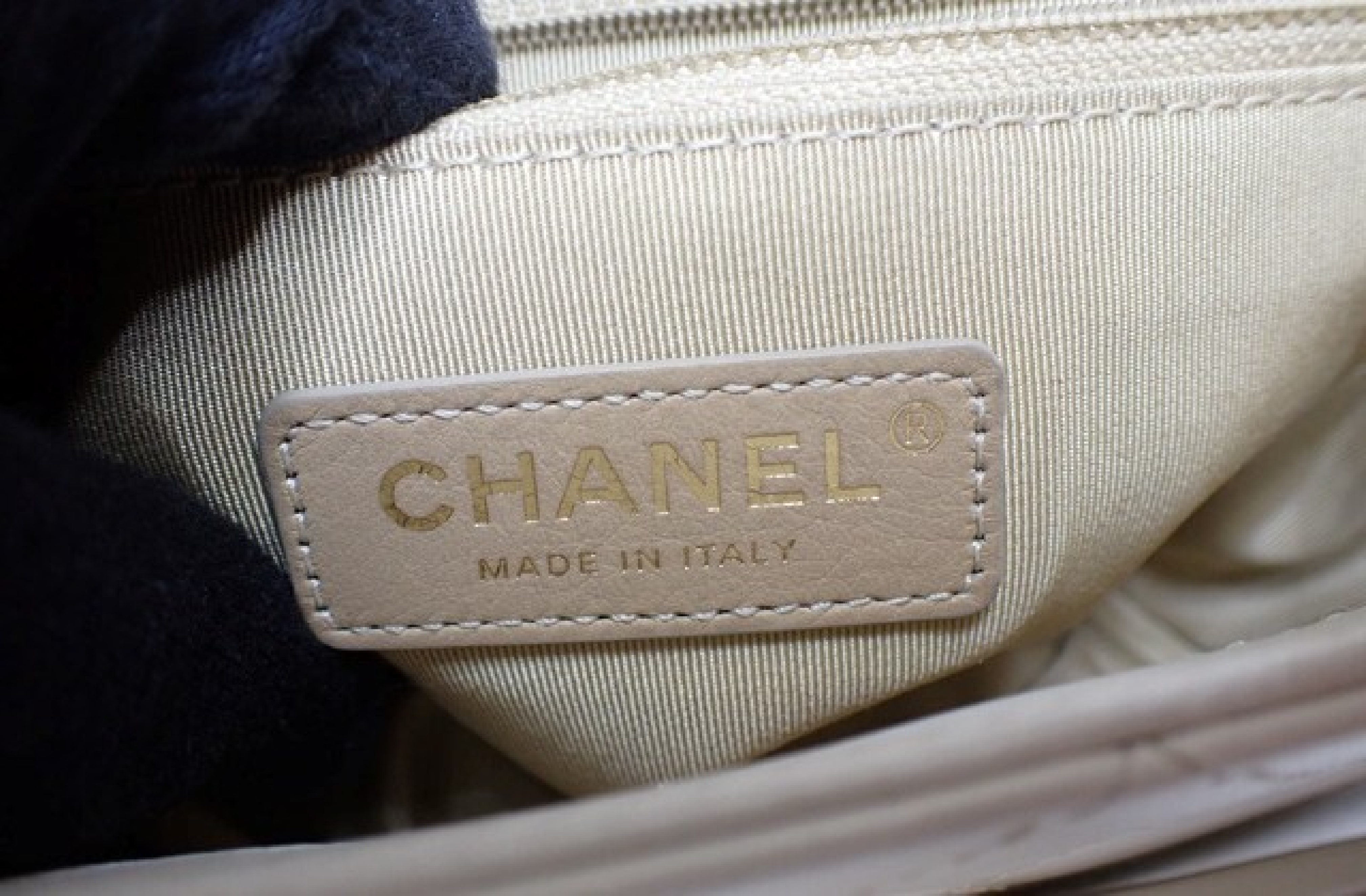 leather chain shoulder bag with logo hardware and protective seal (serial number 29). — view 8