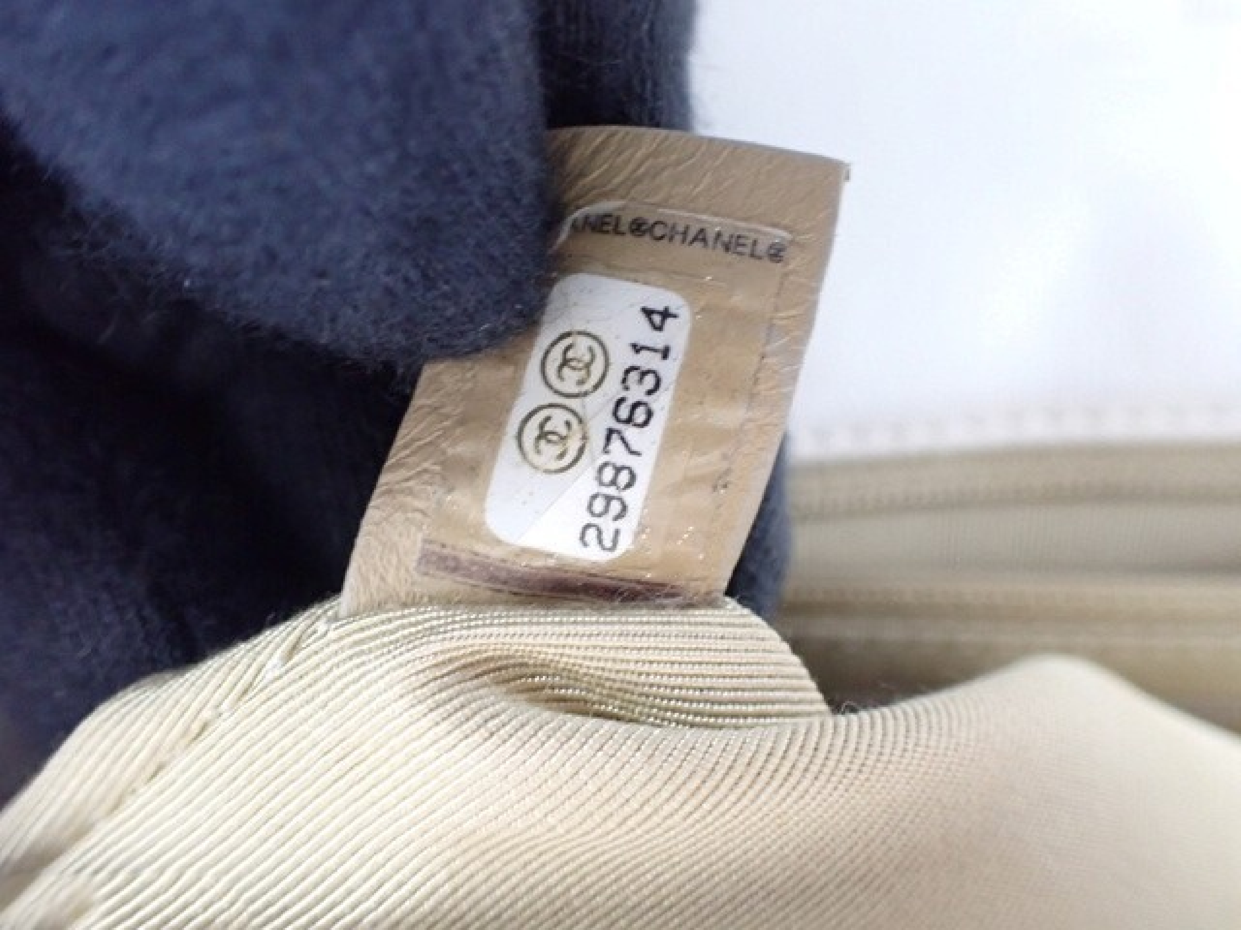 leather chain shoulder bag with logo hardware and protective seal (serial number 29). — view 9