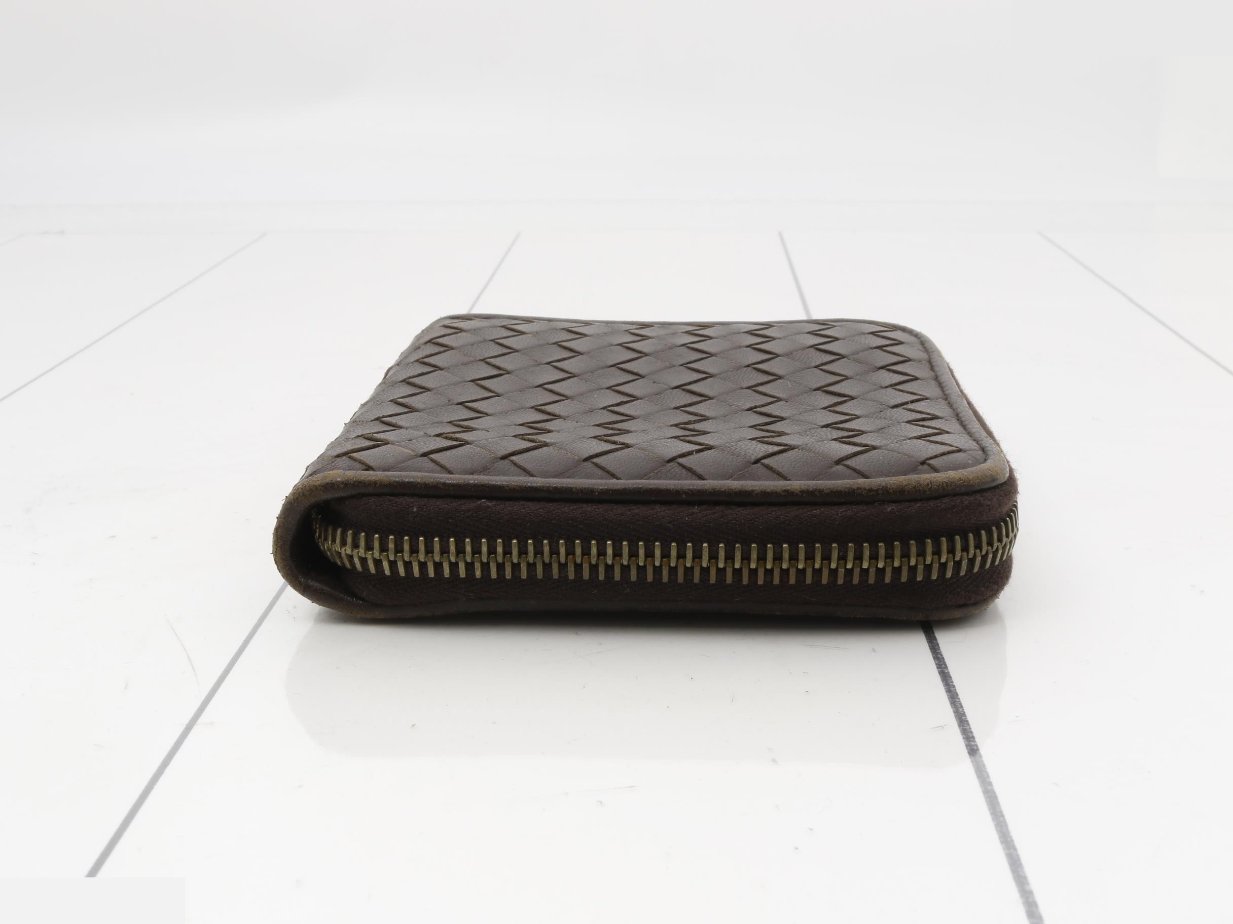 Intrecciato Bi-fold Wallet, Round, Leather, Brown — view 3