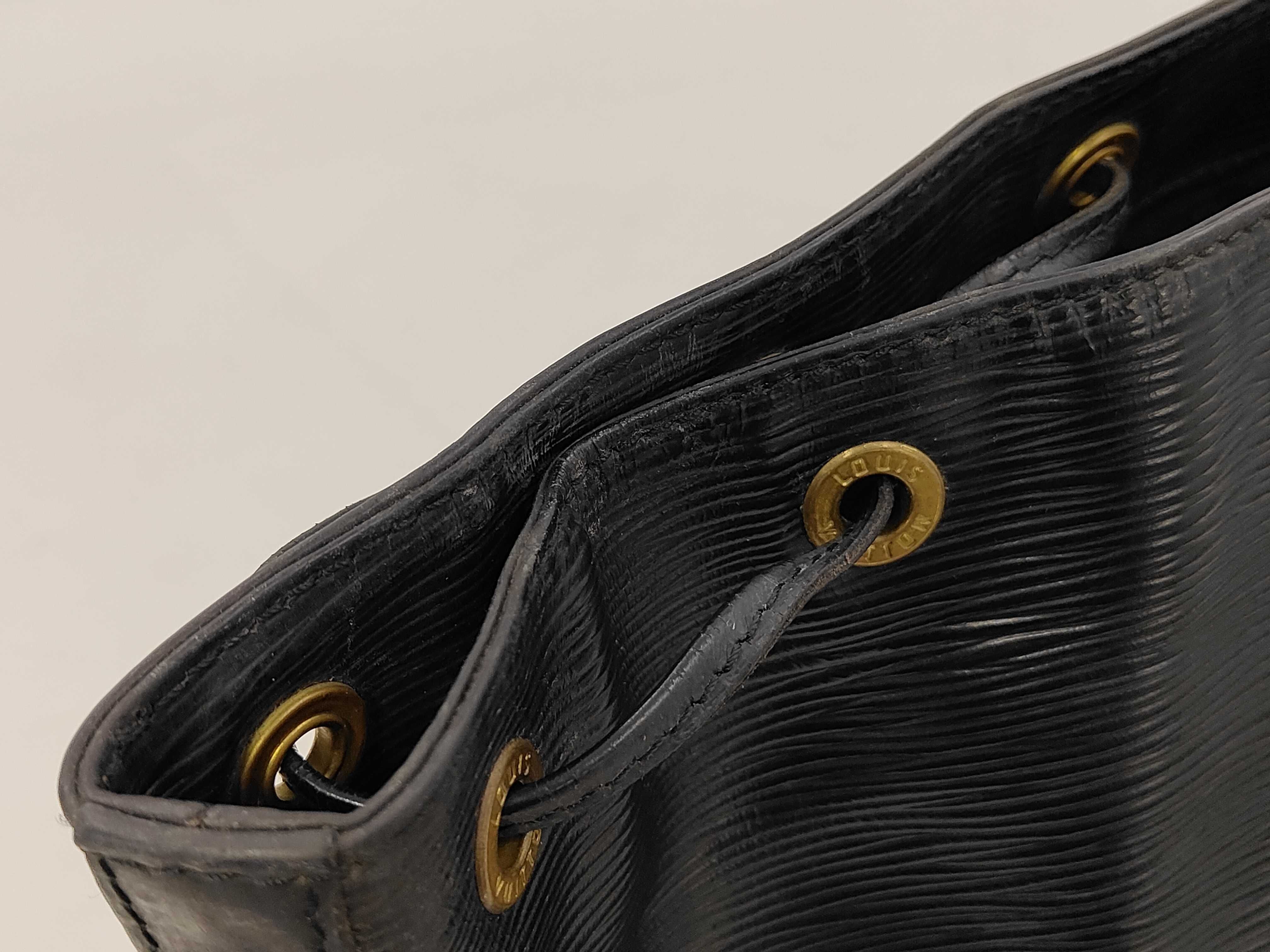 Epi Petit Noé Noir M59012 Shoulder Bag — view 11