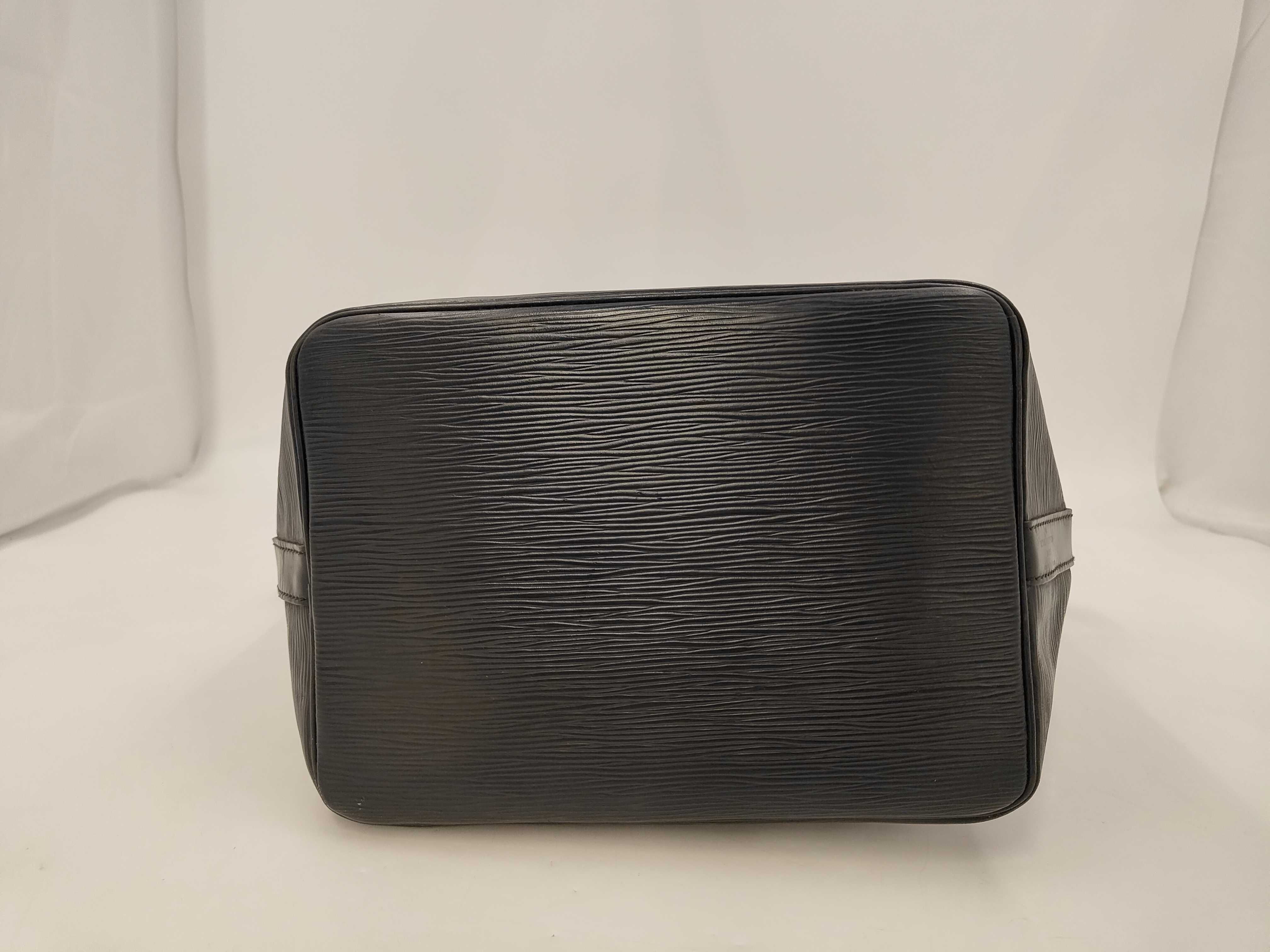 Epi Petit Noé Noir M59012 Shoulder Bag — view 5