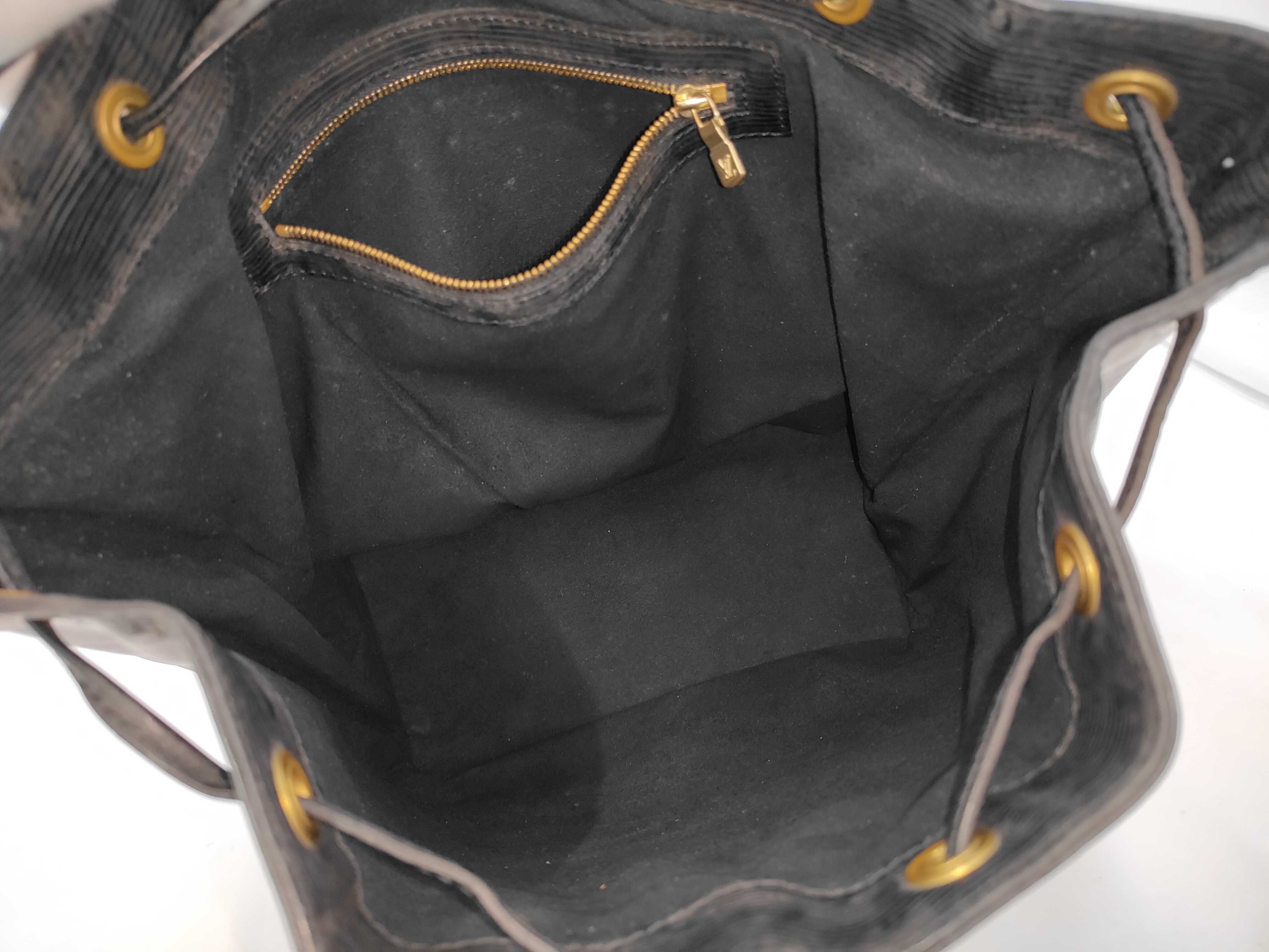 Epi Petit Noé Noir M59012 Shoulder Bag — view 10