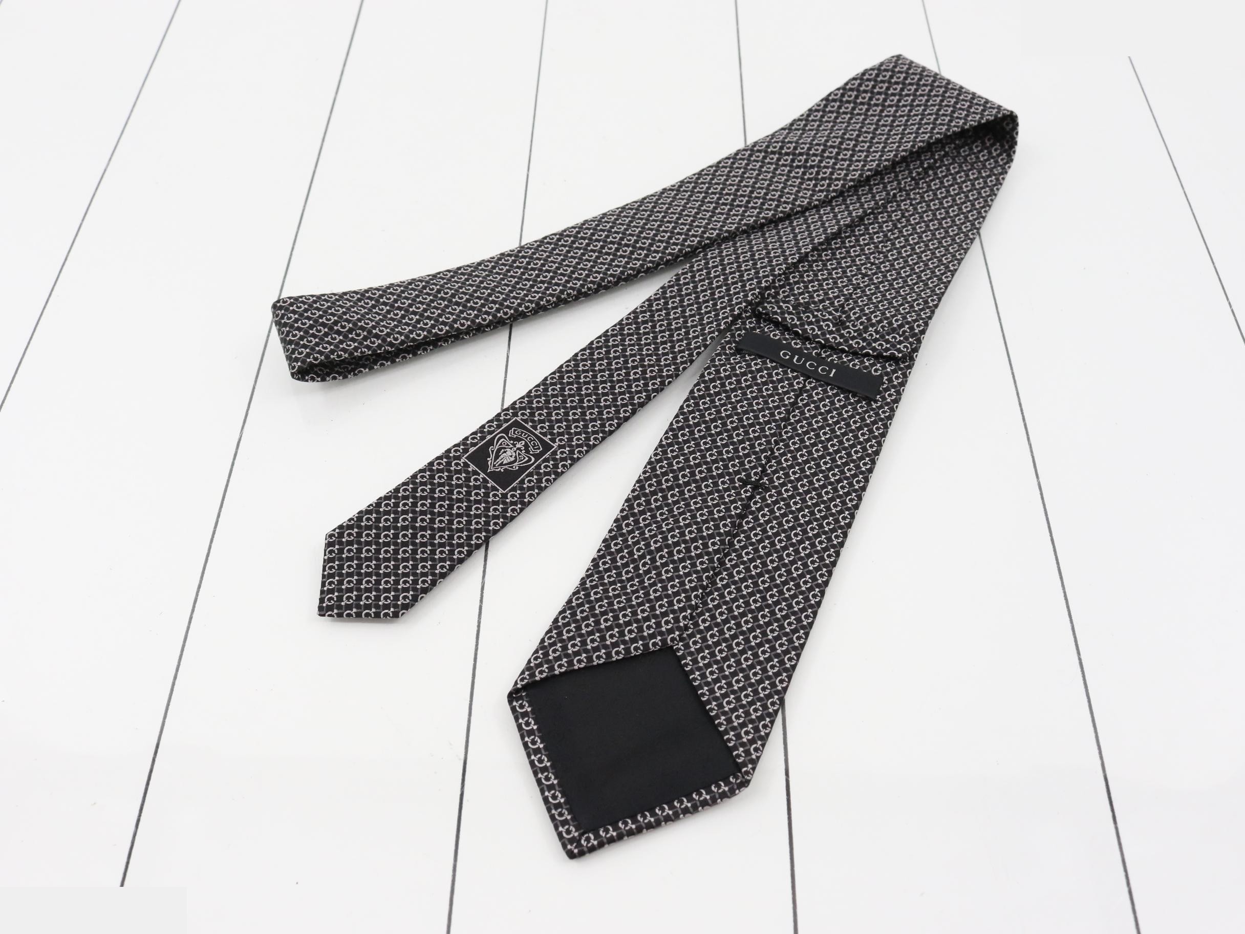 tie — view 2