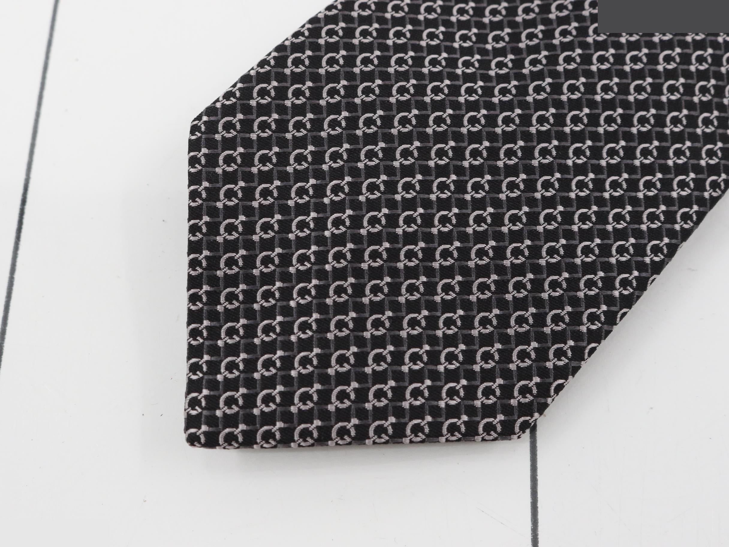 tie — view 3