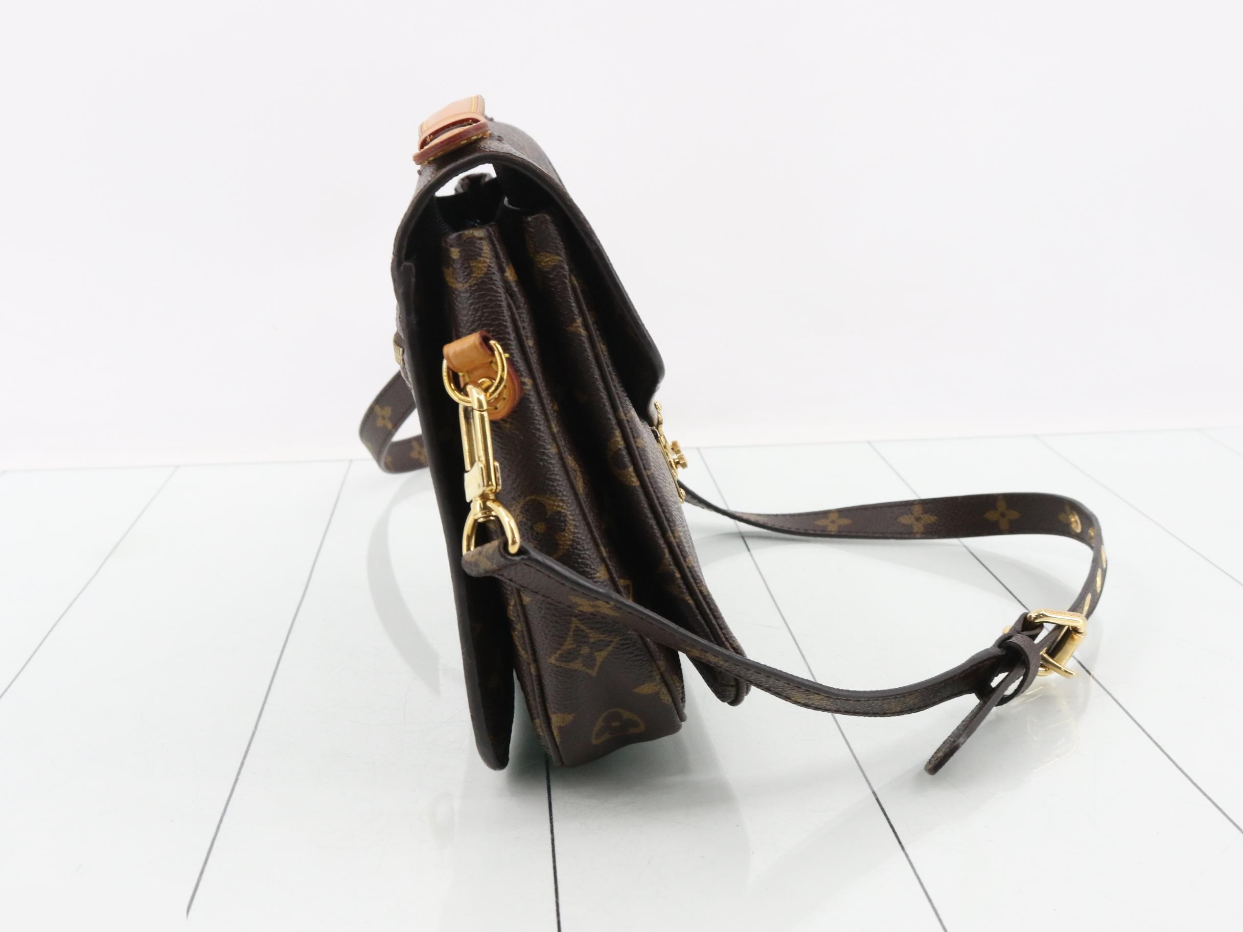 Pochette Metis Monogram Handbag/Shoulder Bag (2-Way) — view 4