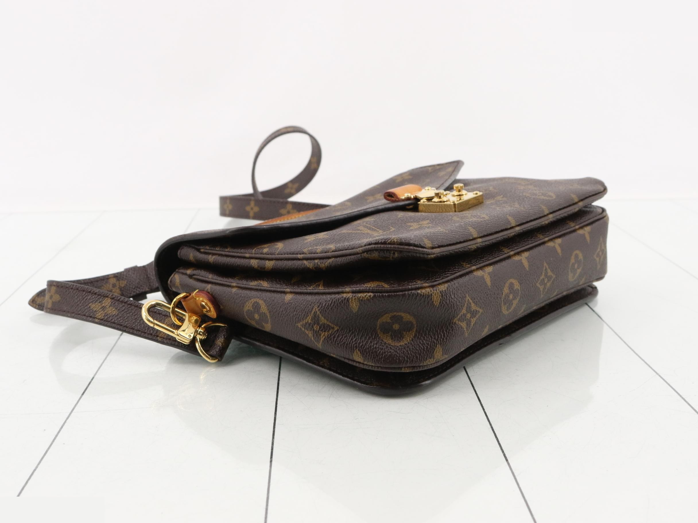 Pochette Metis Monogram Handbag/Shoulder Bag (2-Way) — view 5