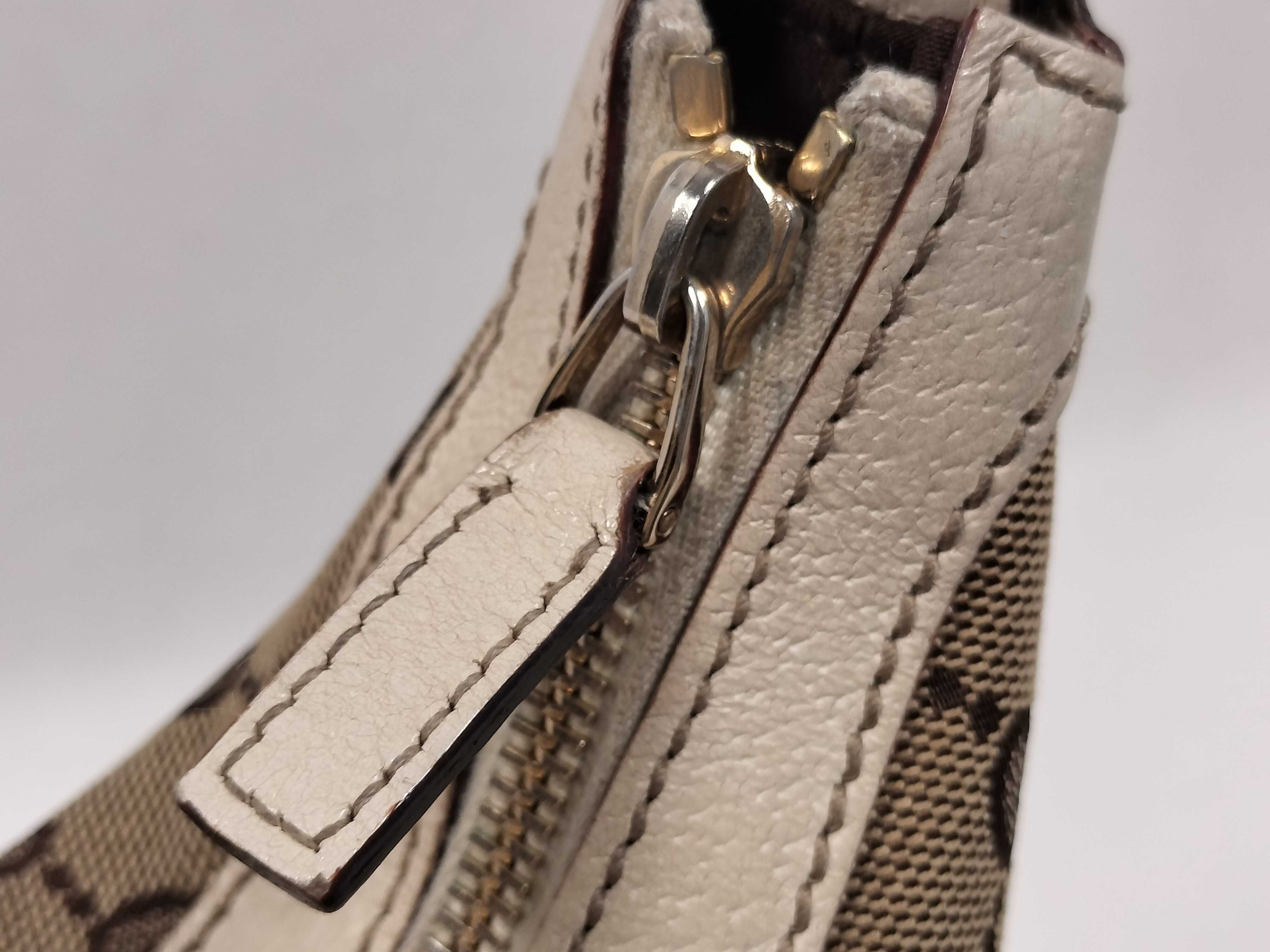 GG Canvas Gucci Handbag Shoulder Bag — view 9