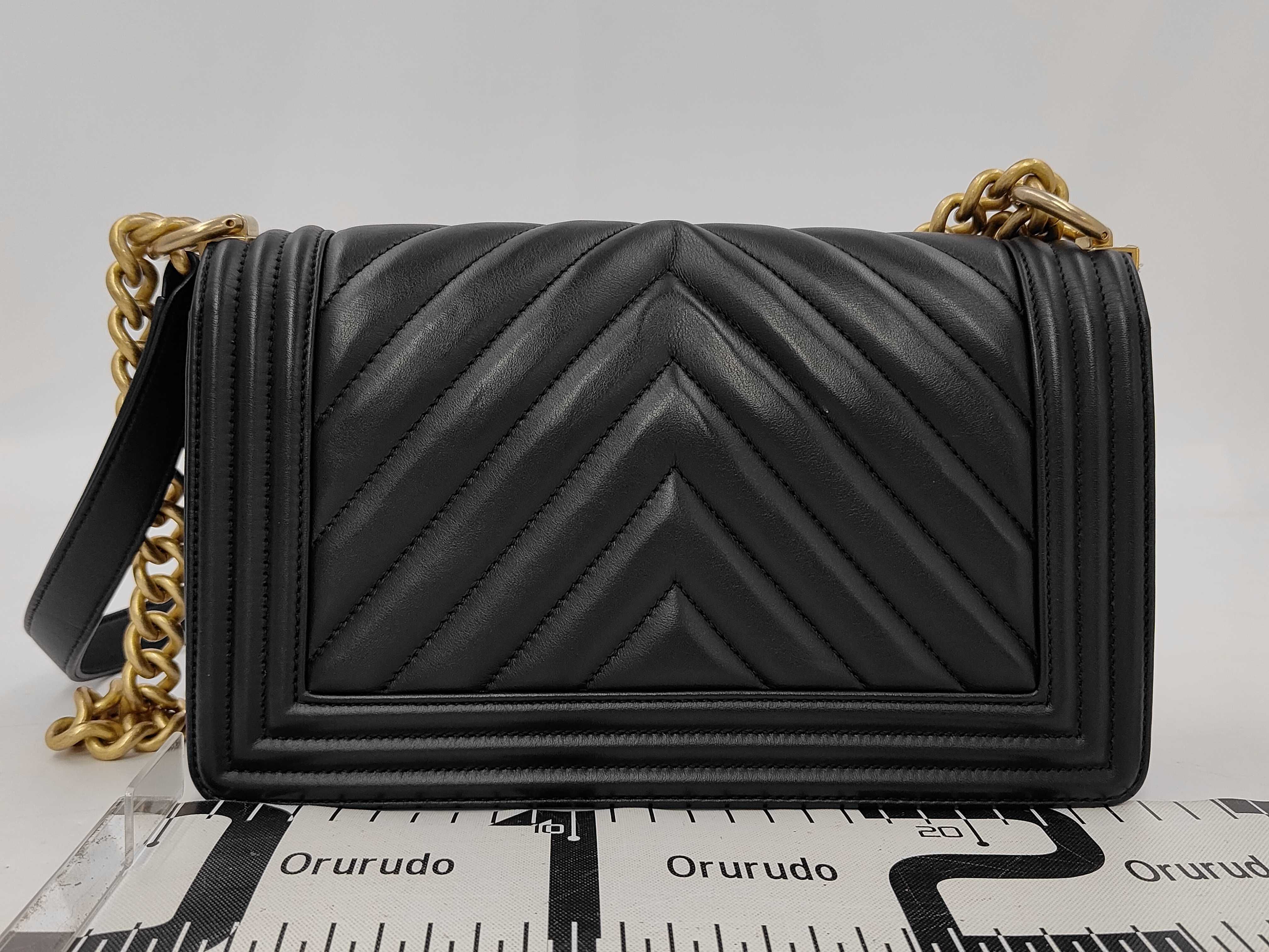 Boy Chanel 25 V-stitch Lambskin Shoulder Bag — view 2