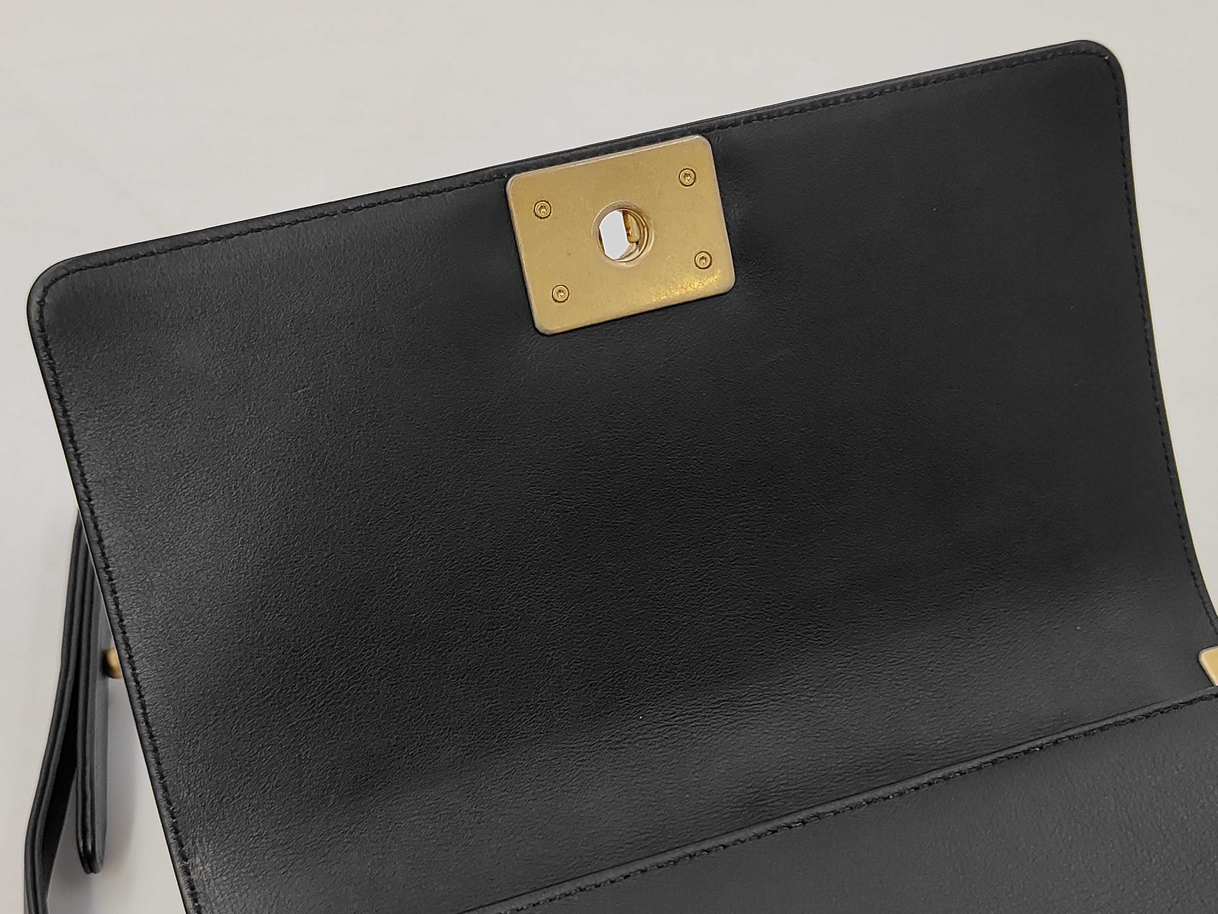 Boy Chanel 25 V-stitch Lambskin Shoulder Bag — view 11