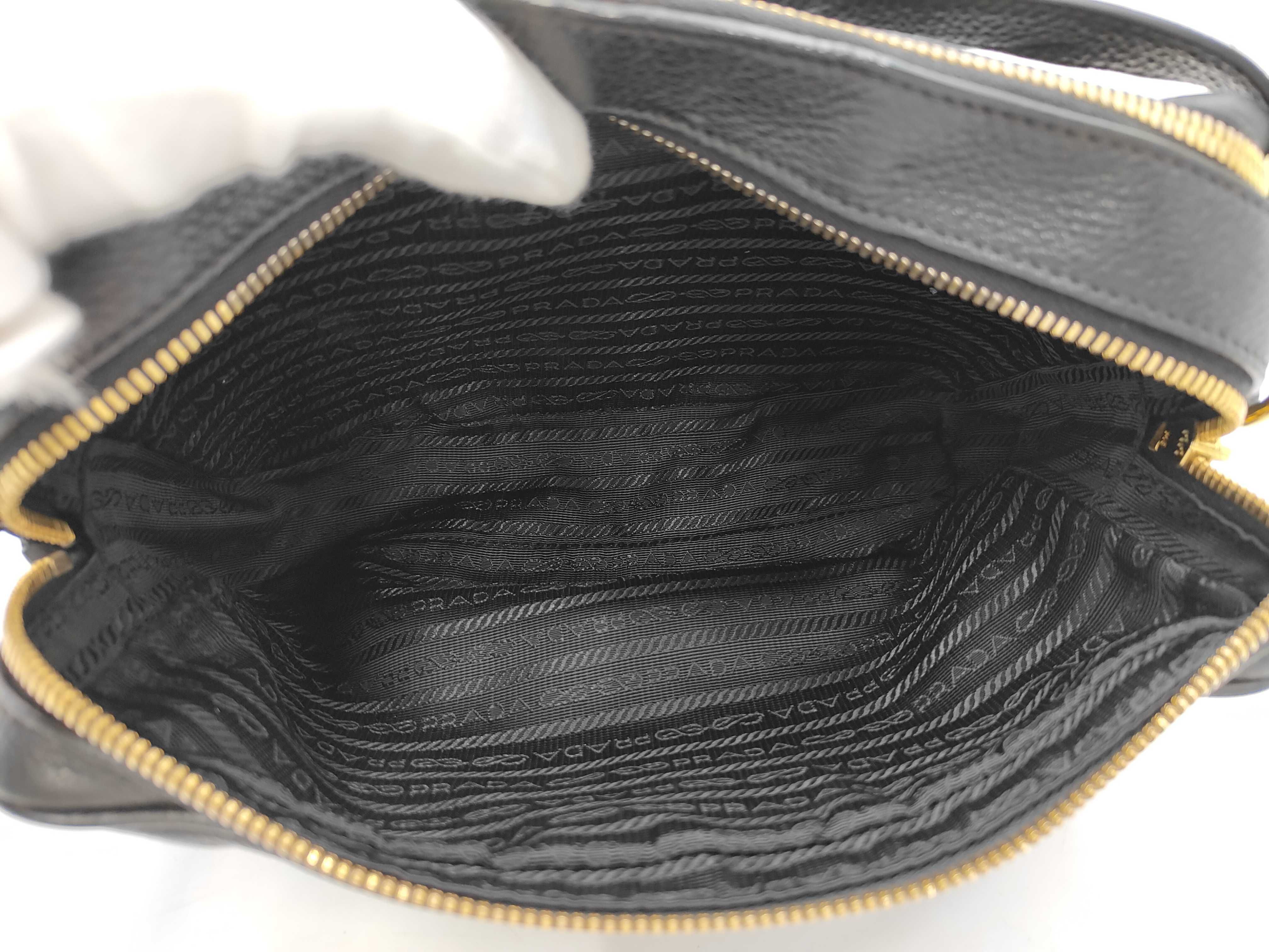 Vitello Daino Leather Shoulder Bag — view 9