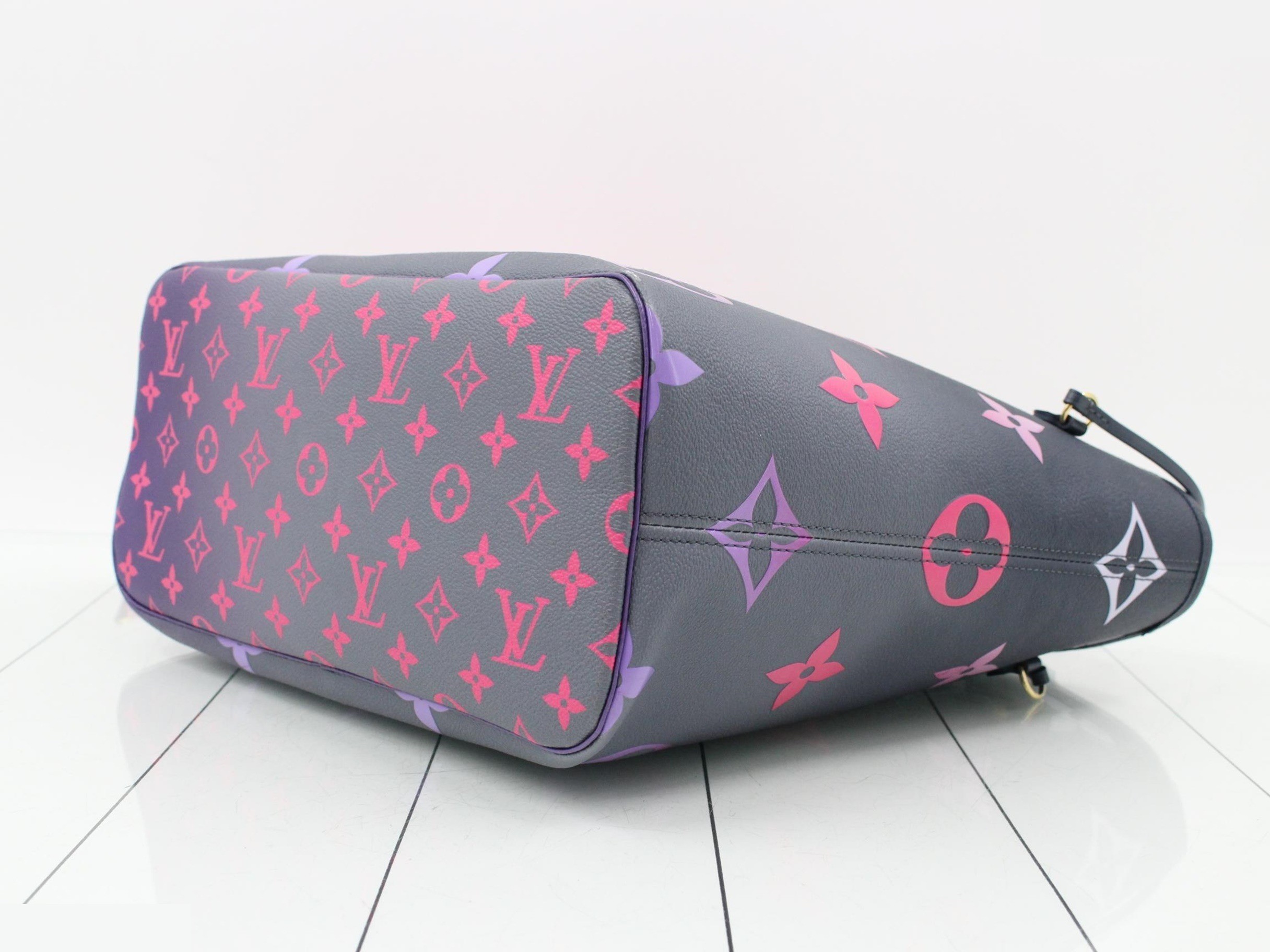 Neverfull MM Monogram Gradient — view 6
