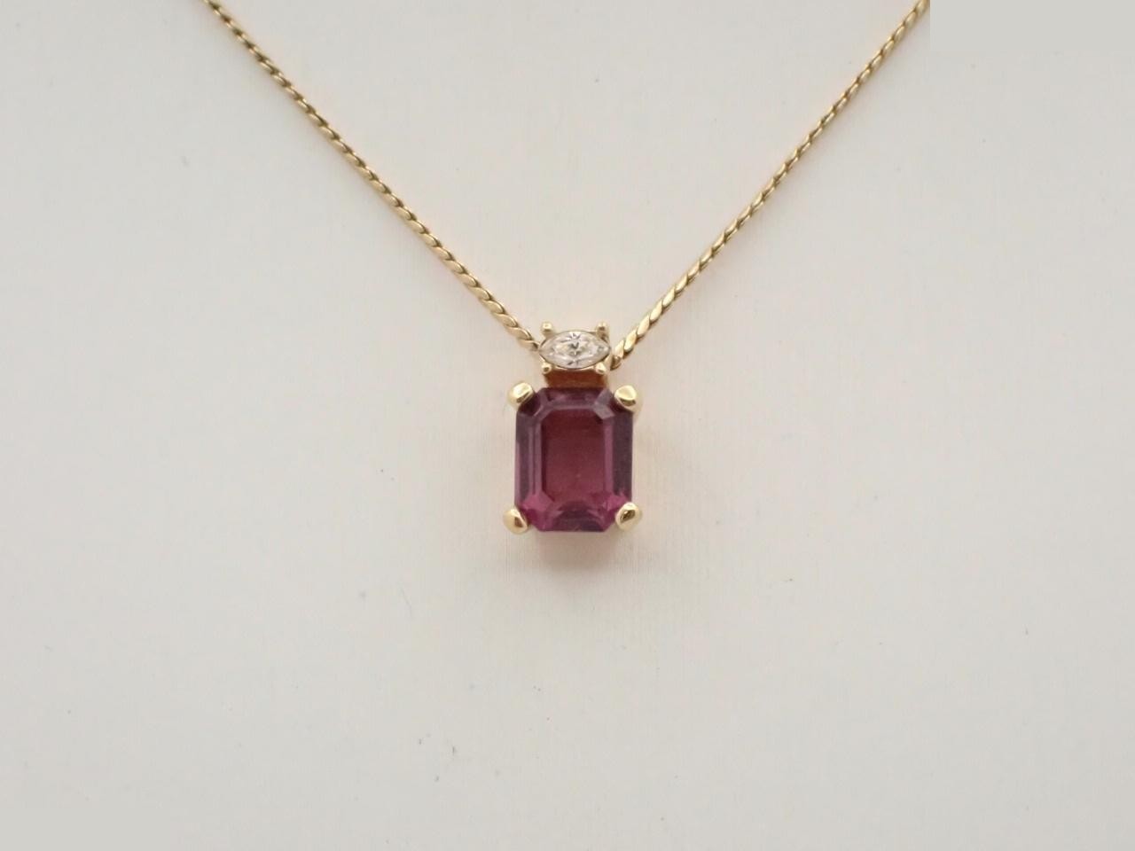 Gold-colored necklace, chain approximately 42cm long.