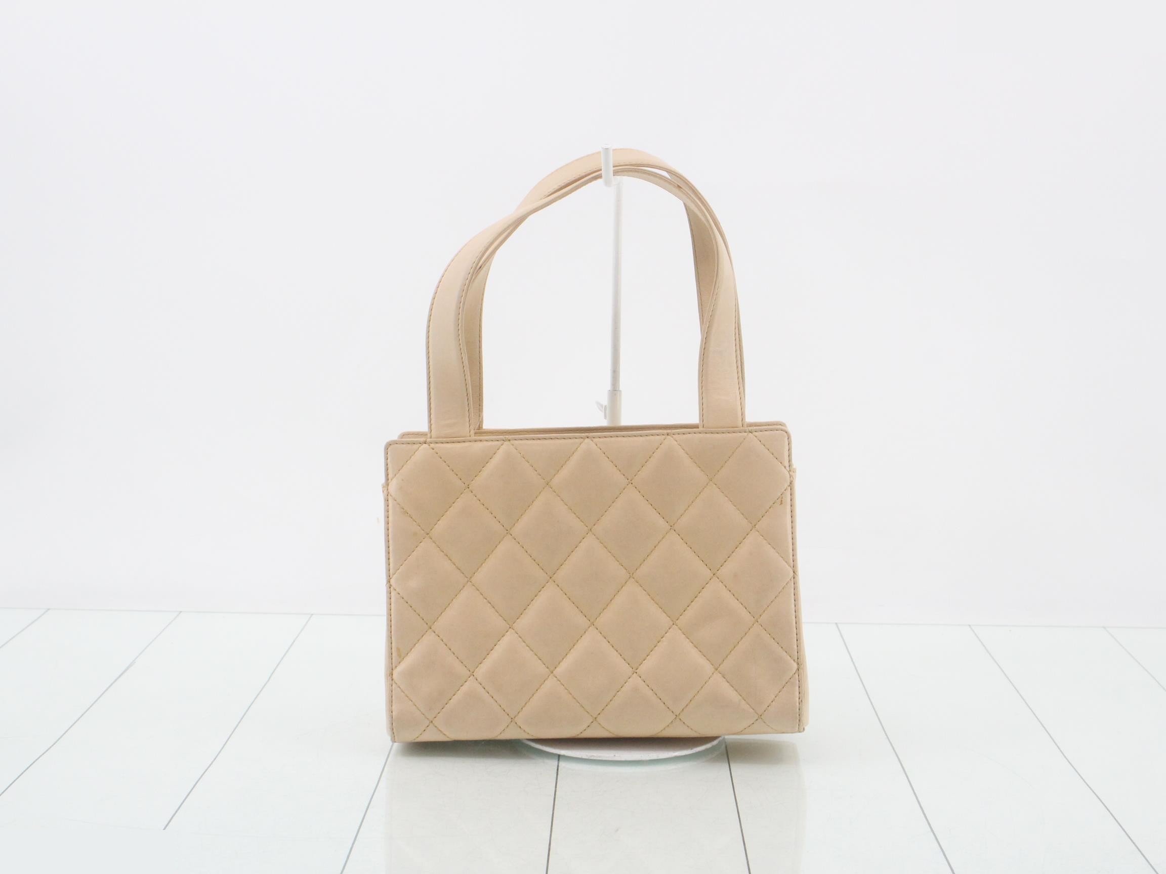 Matelassé lambskin semi-shoulder bag, beige. — view 2