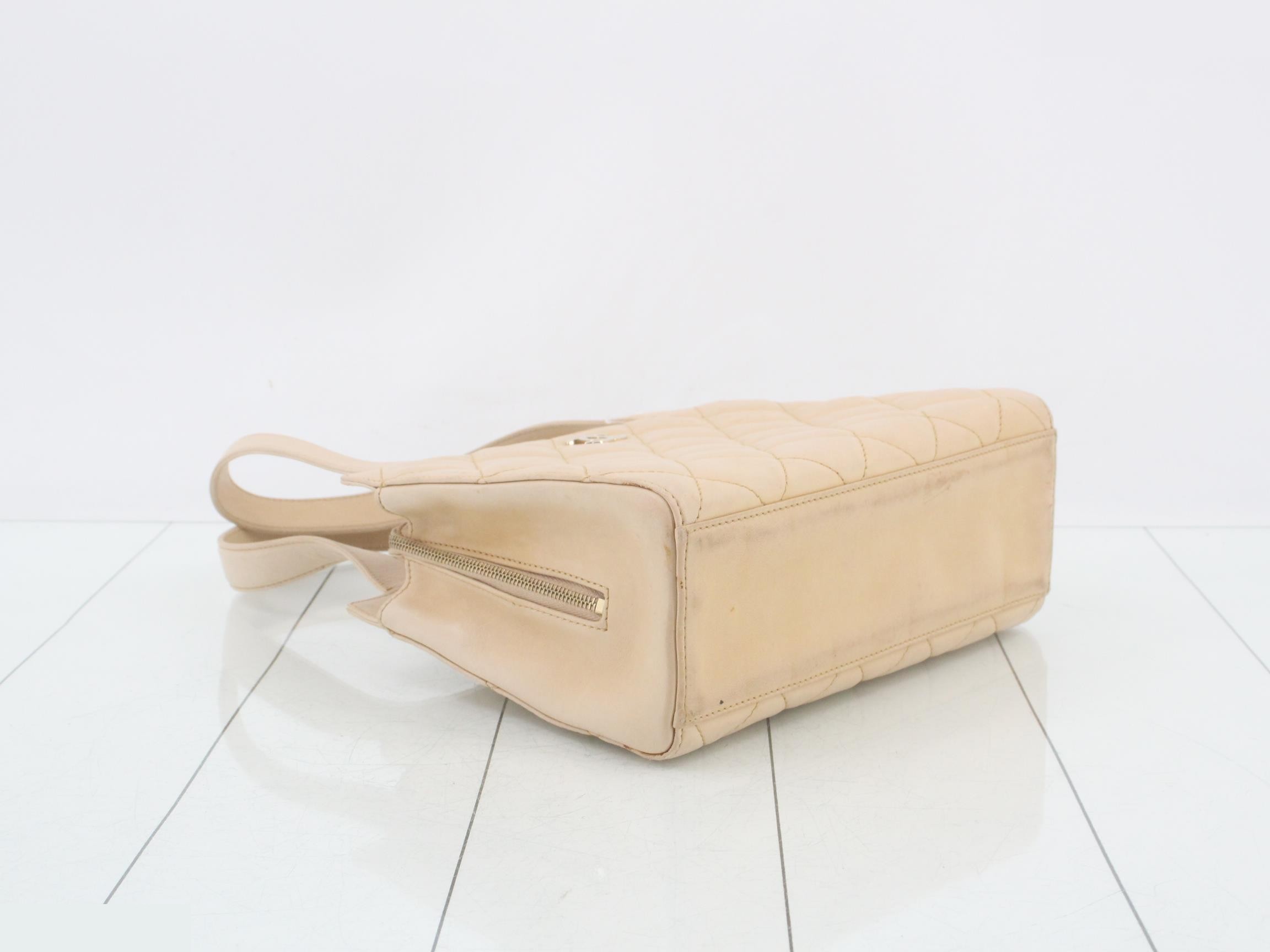 Matelassé lambskin semi-shoulder bag, beige. — view 5