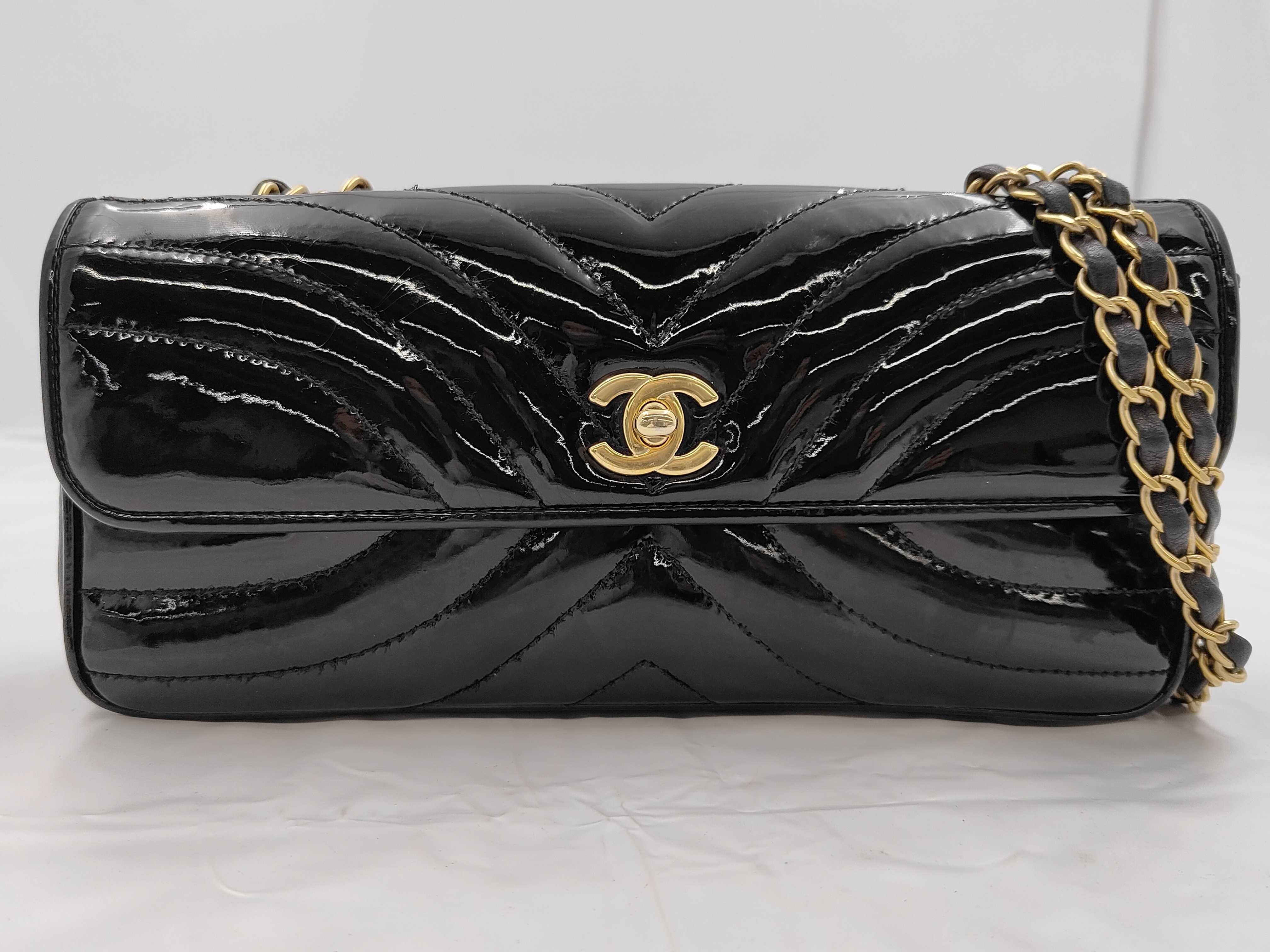 V Turnlock Patent Chain Shoulder Bag