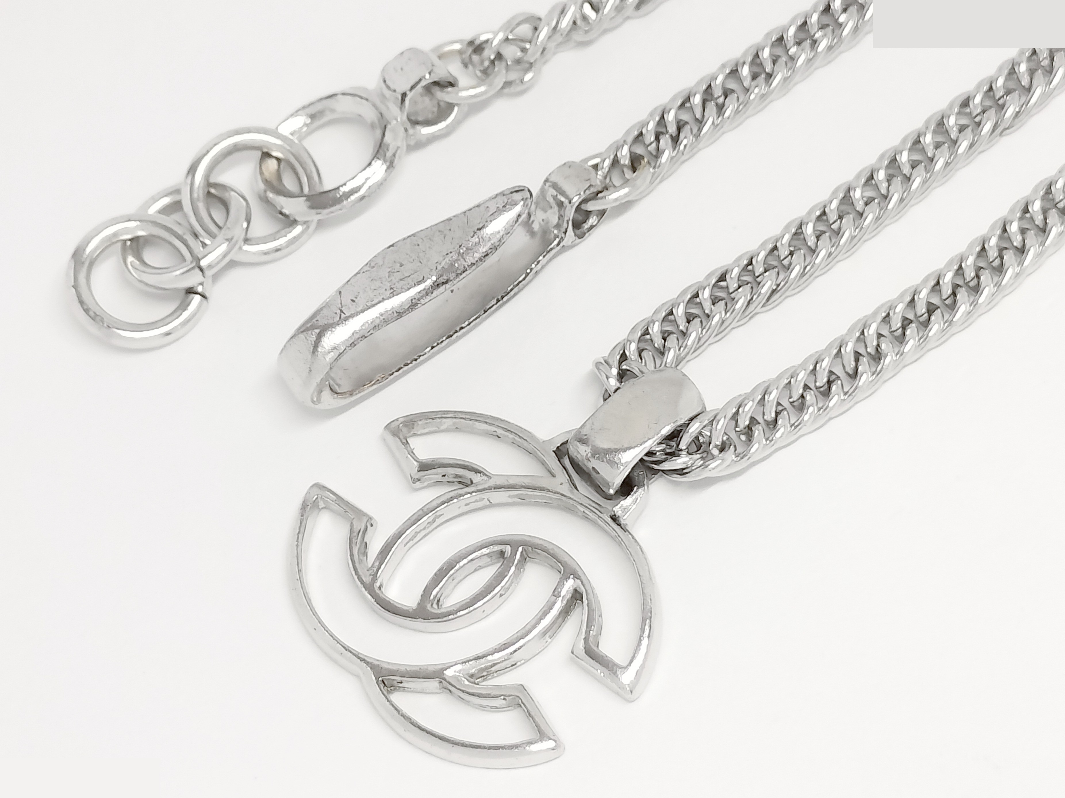 Coco carved silver necklace, chain approximately 45cm