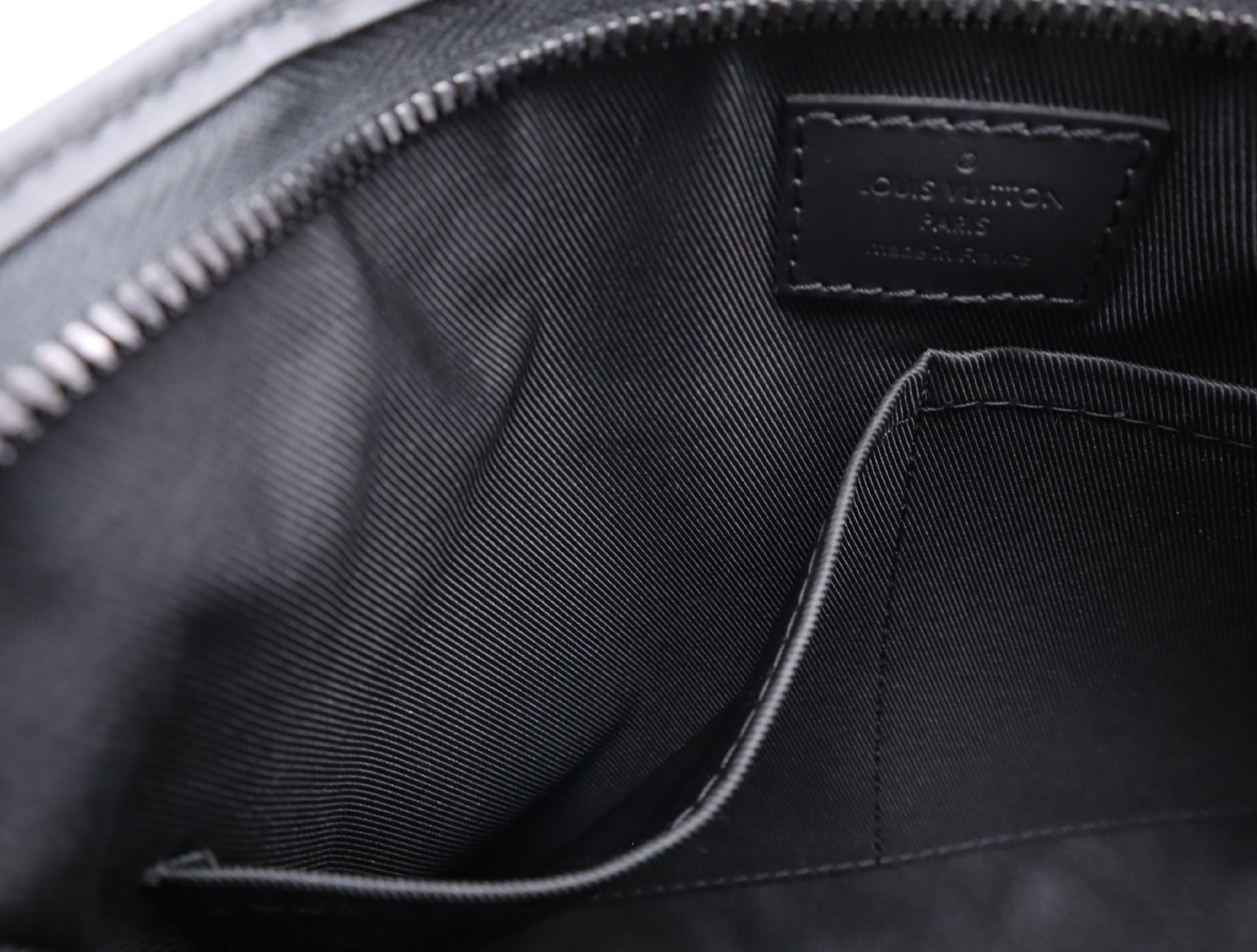 M59329 LV Aerogram Messenger Voyage Noir Shoulder Bag with Shoulder Strap and Coin Case (RFID Detected) — view 11