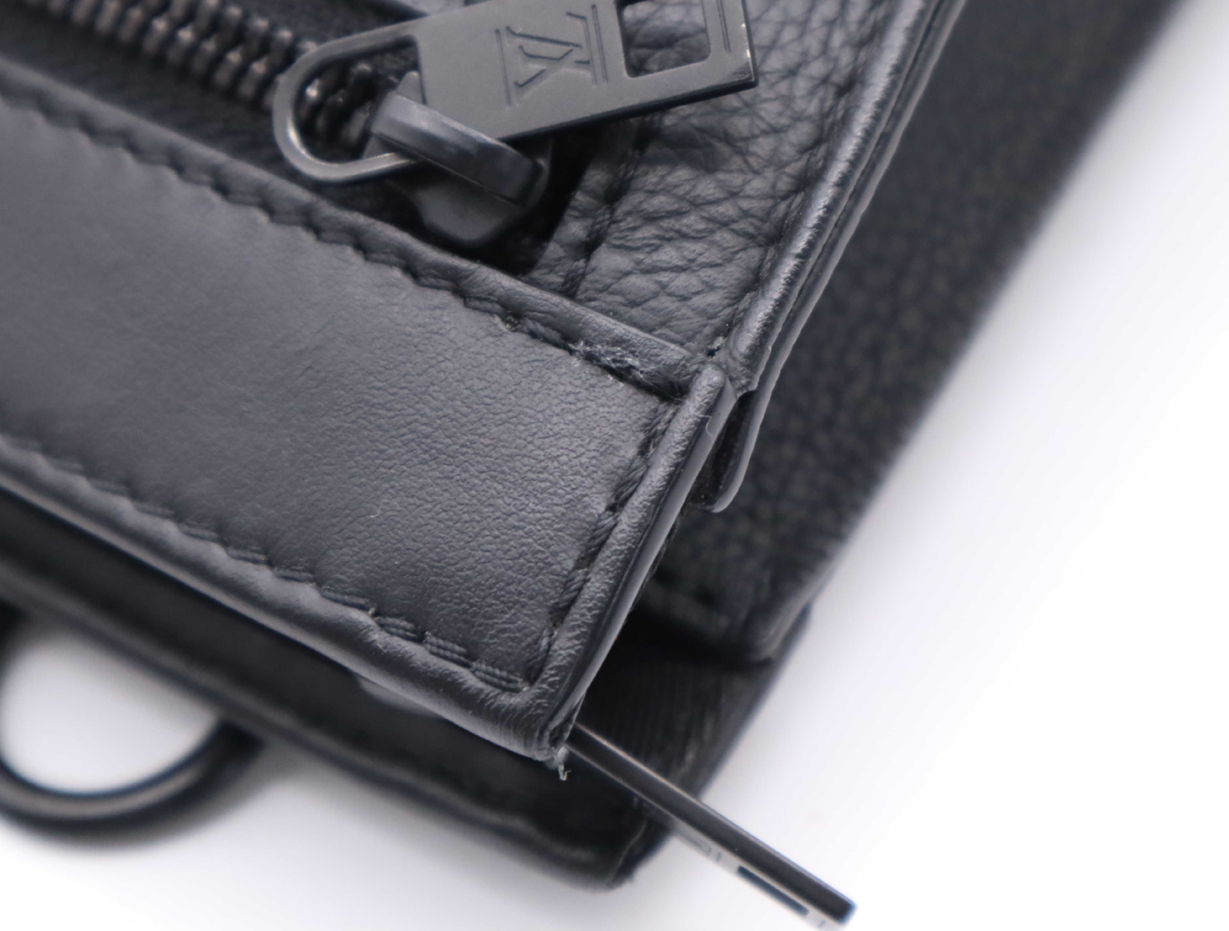 M59329 LV Aerogram Messenger Voyage Noir Shoulder Bag with Shoulder Strap and Coin Case (RFID Detected) — view 9