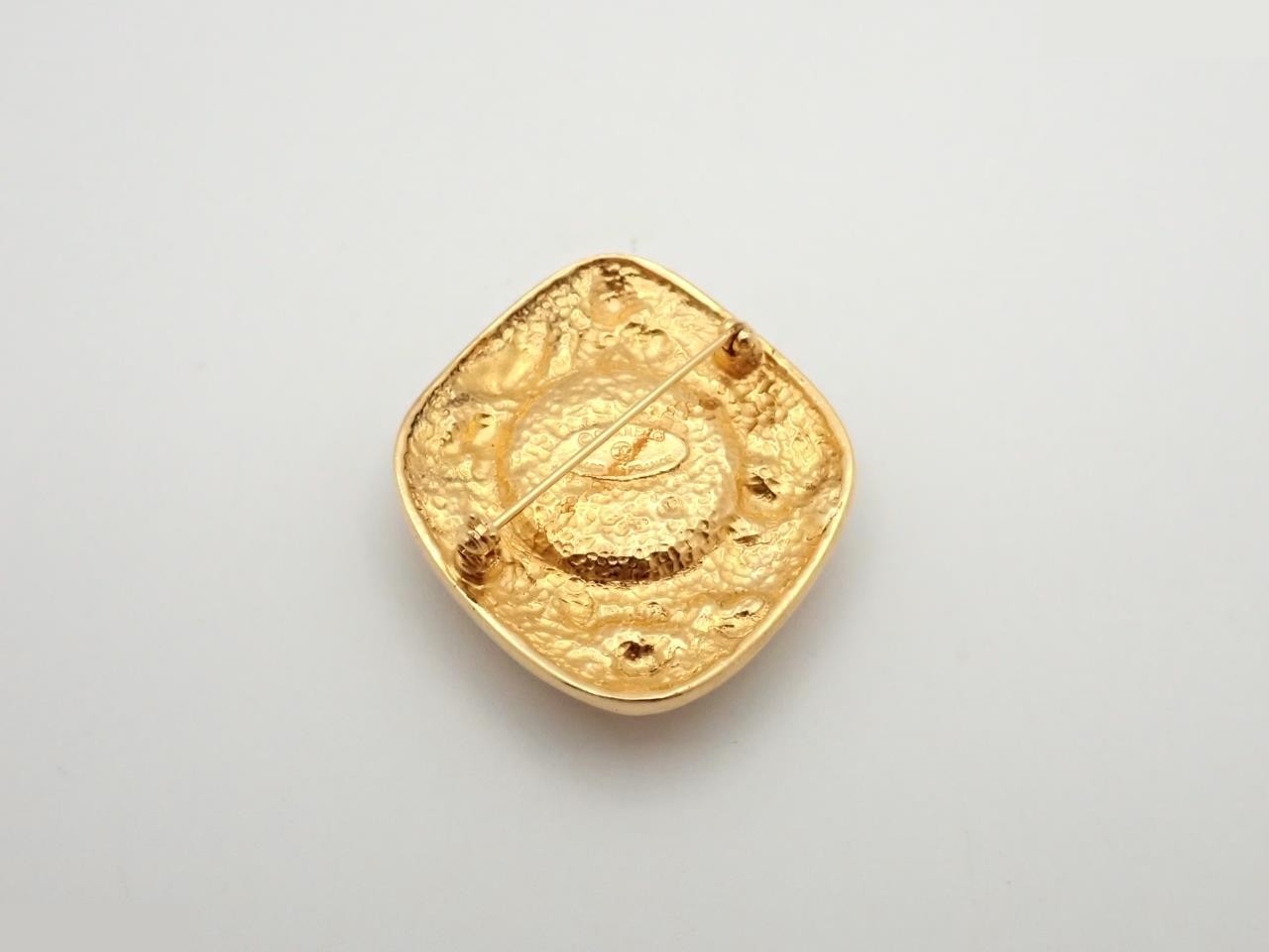 Fake pearl brooch — view 2