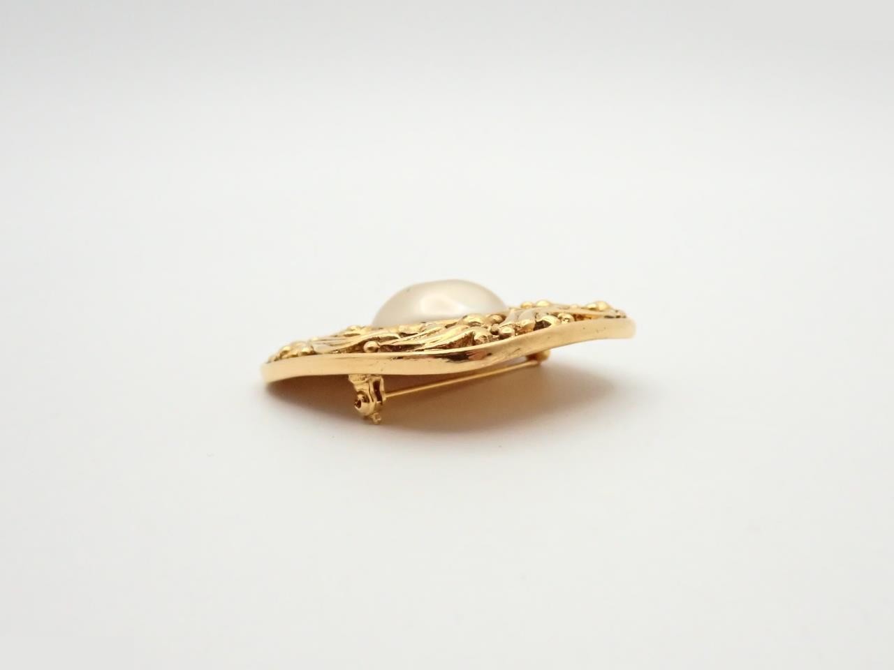 Fake pearl brooch — view 3