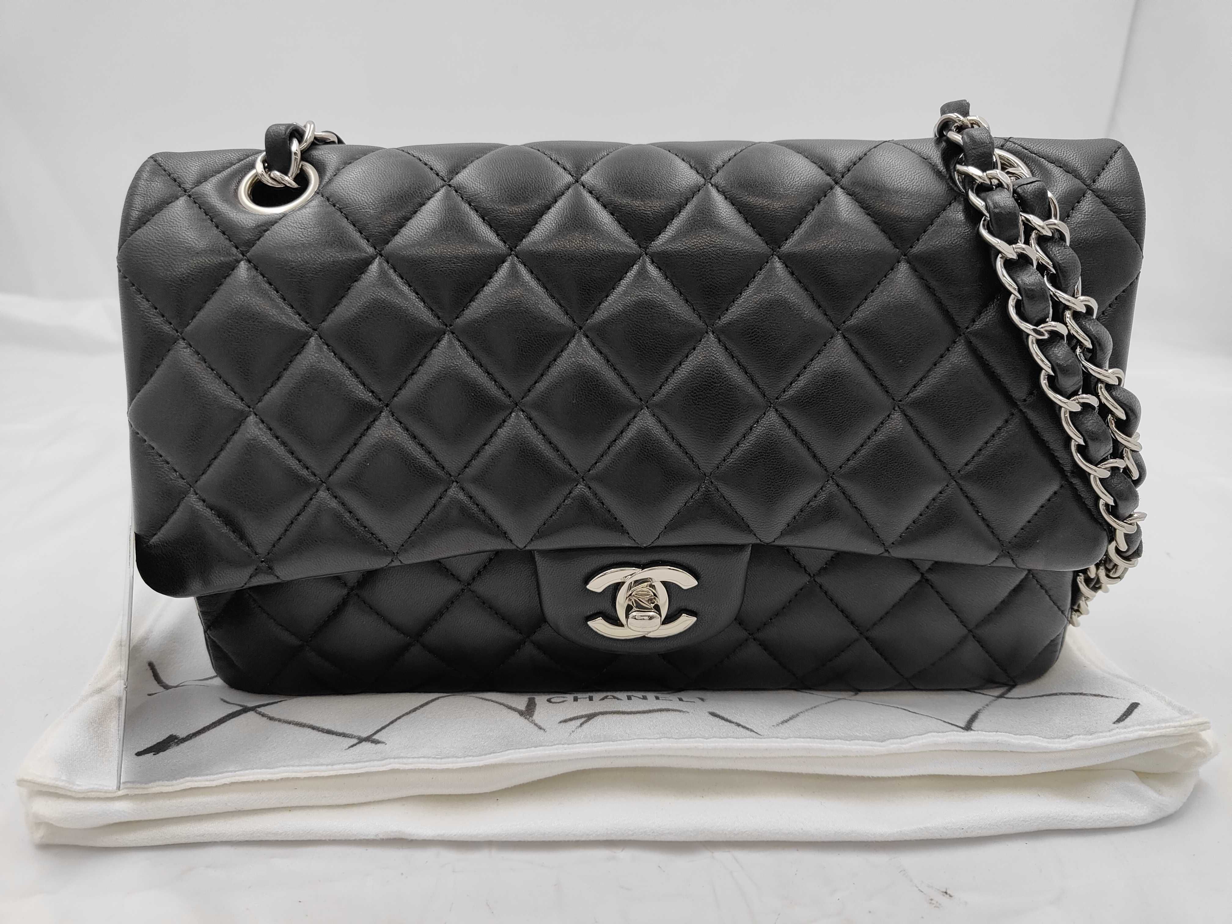 Matelassé Double Flap 25 Lambskin Black Silver Hardware Serial Number 25 Card Seal Shoulder Bag