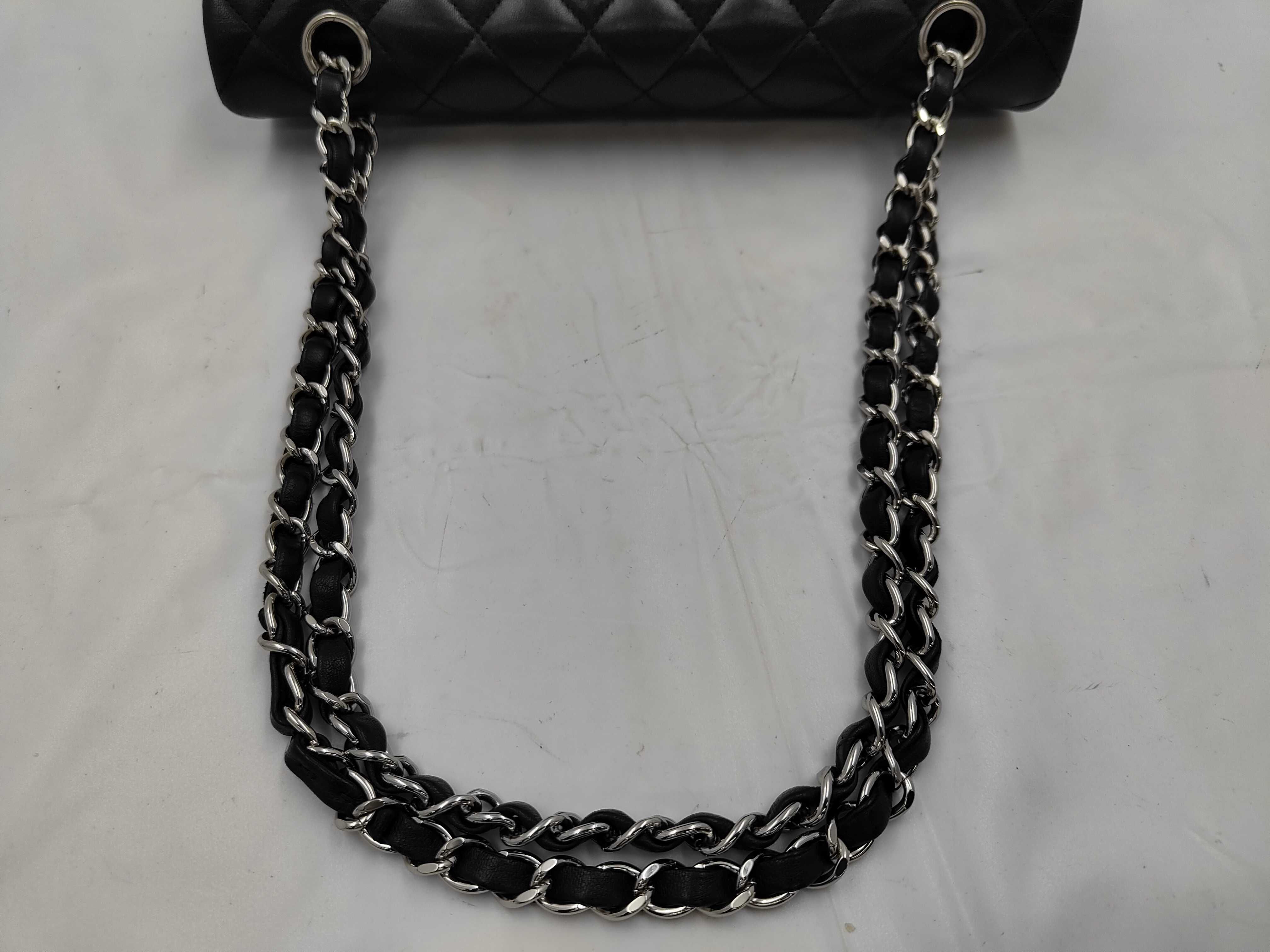 Matelassé Double Flap 25 Lambskin Black Silver Hardware Serial Number 25 Card Seal Shoulder Bag — view 3