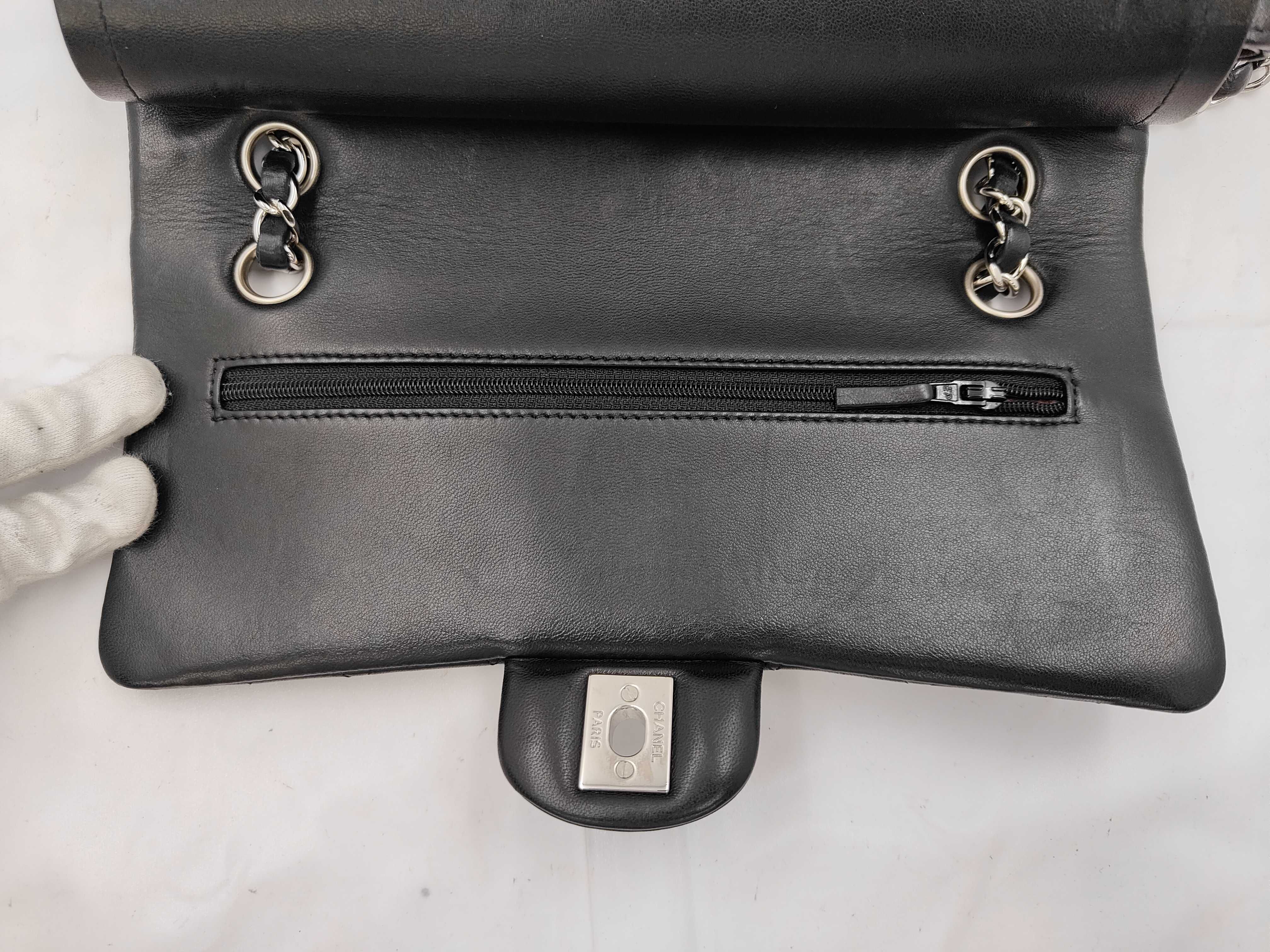 Matelassé Double Flap 25 Lambskin Black Silver Hardware Serial Number 25 Card Seal Shoulder Bag — view 5