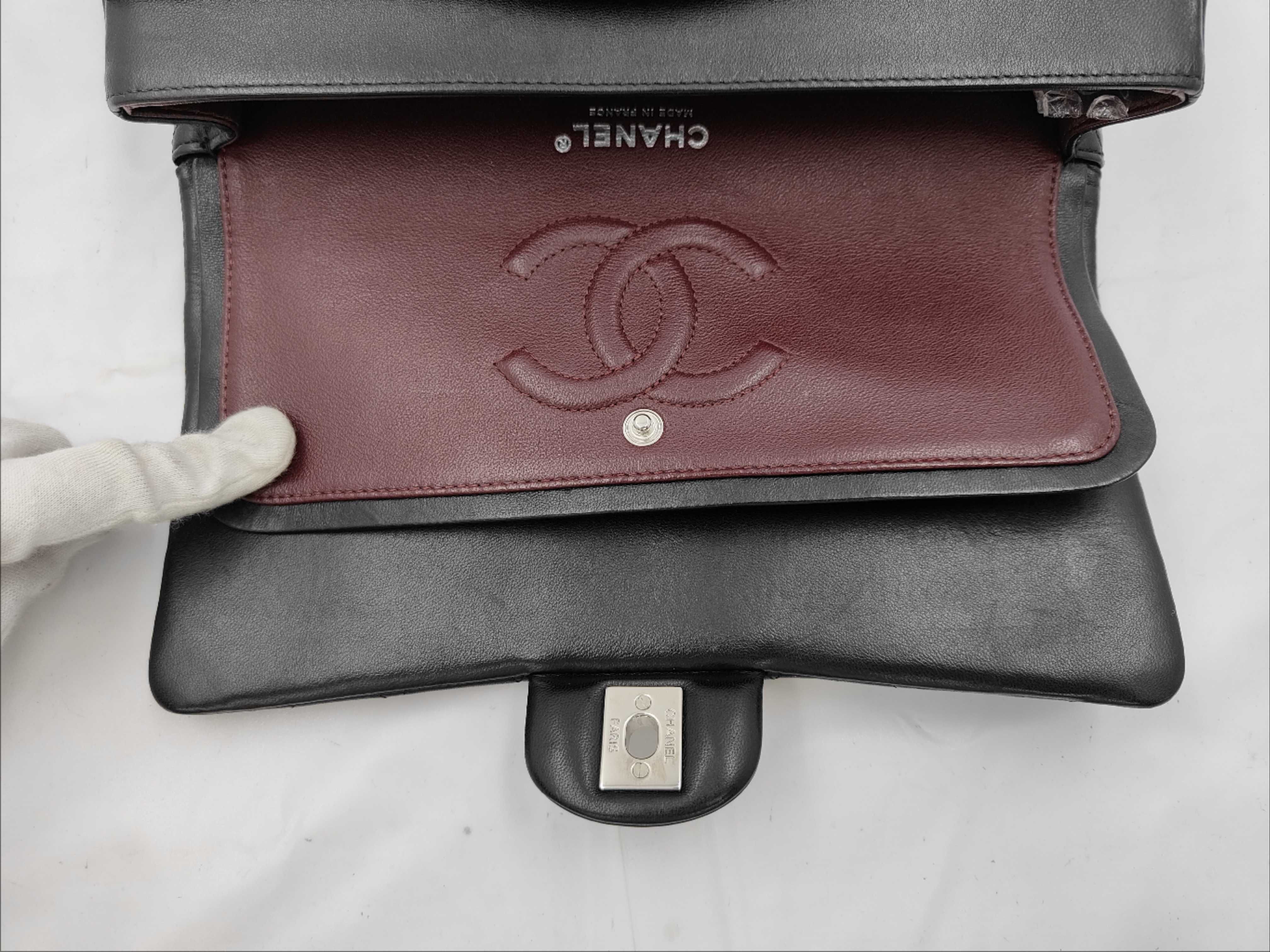 Matelassé Double Flap 25 Lambskin Black Silver Hardware Serial Number 25 Card Seal Shoulder Bag — view 6