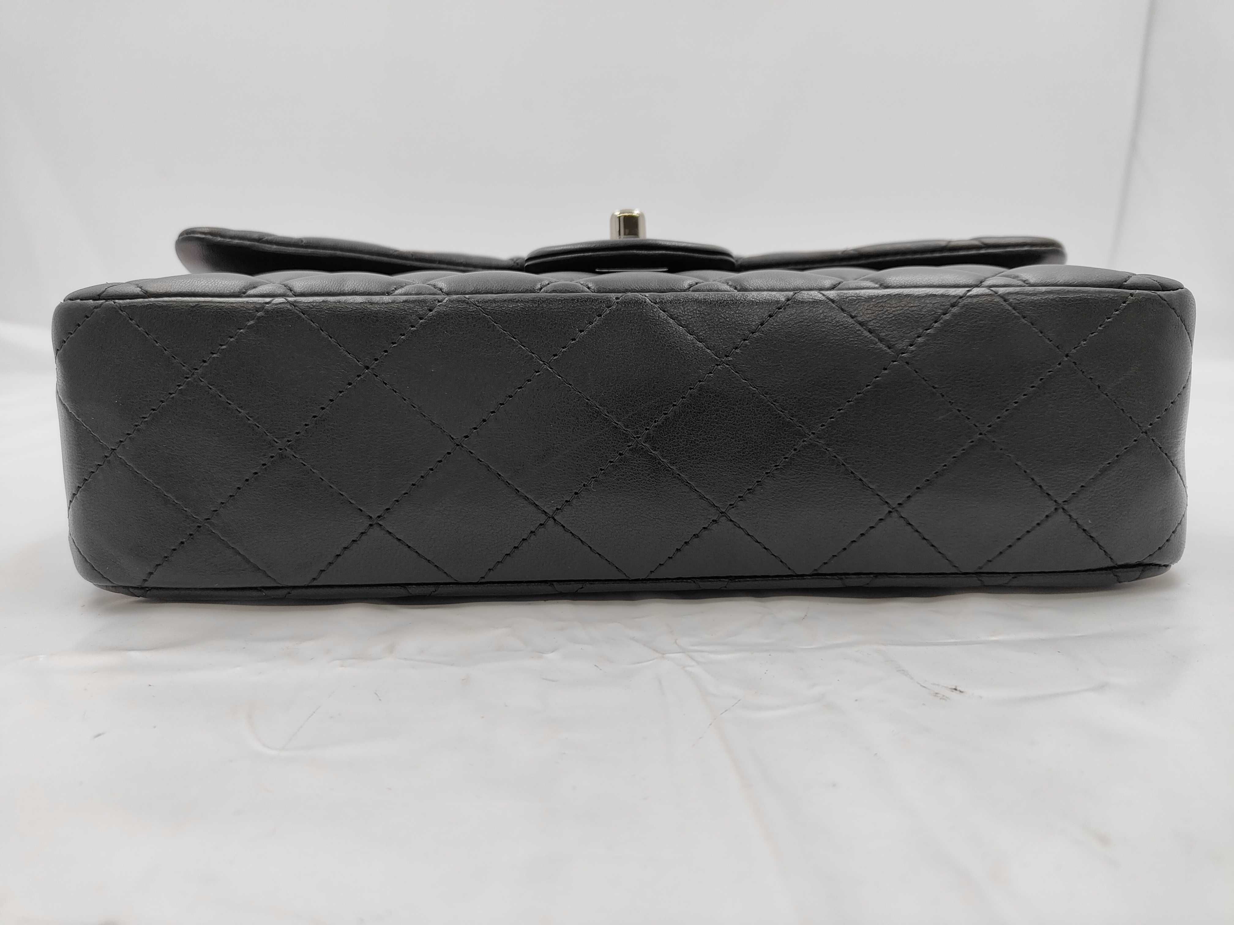 Matelassé Double Flap 25 Lambskin Black Silver Hardware Serial Number 25 Card Seal Shoulder Bag — view 8