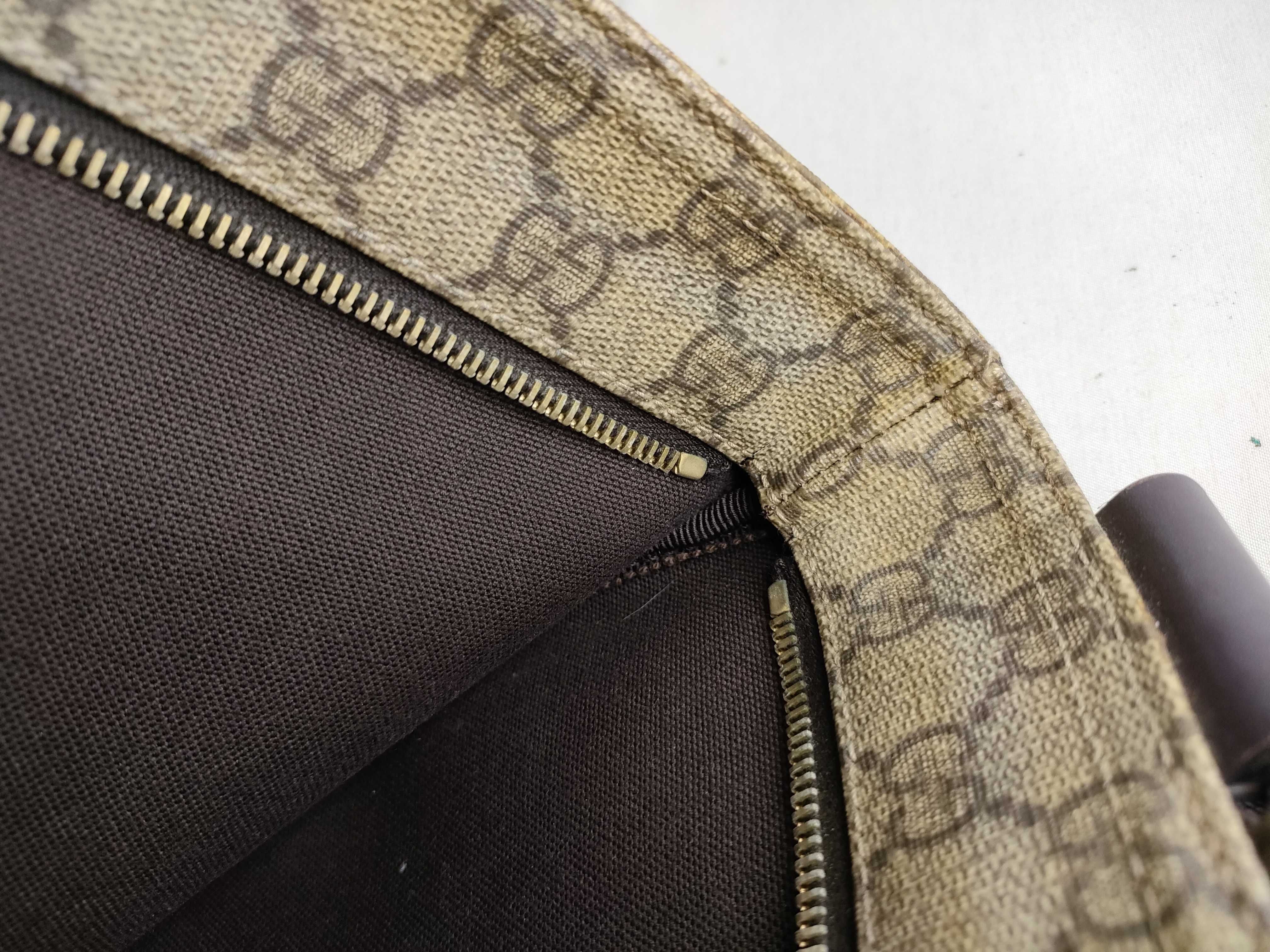 GG Supreme Shoulder Bag — view 9