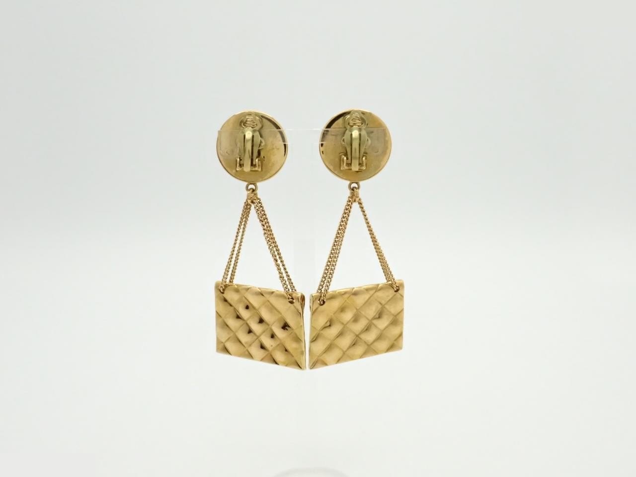 Matelassé bag motif earrings, with embellishments, 95P, gold. — view 2