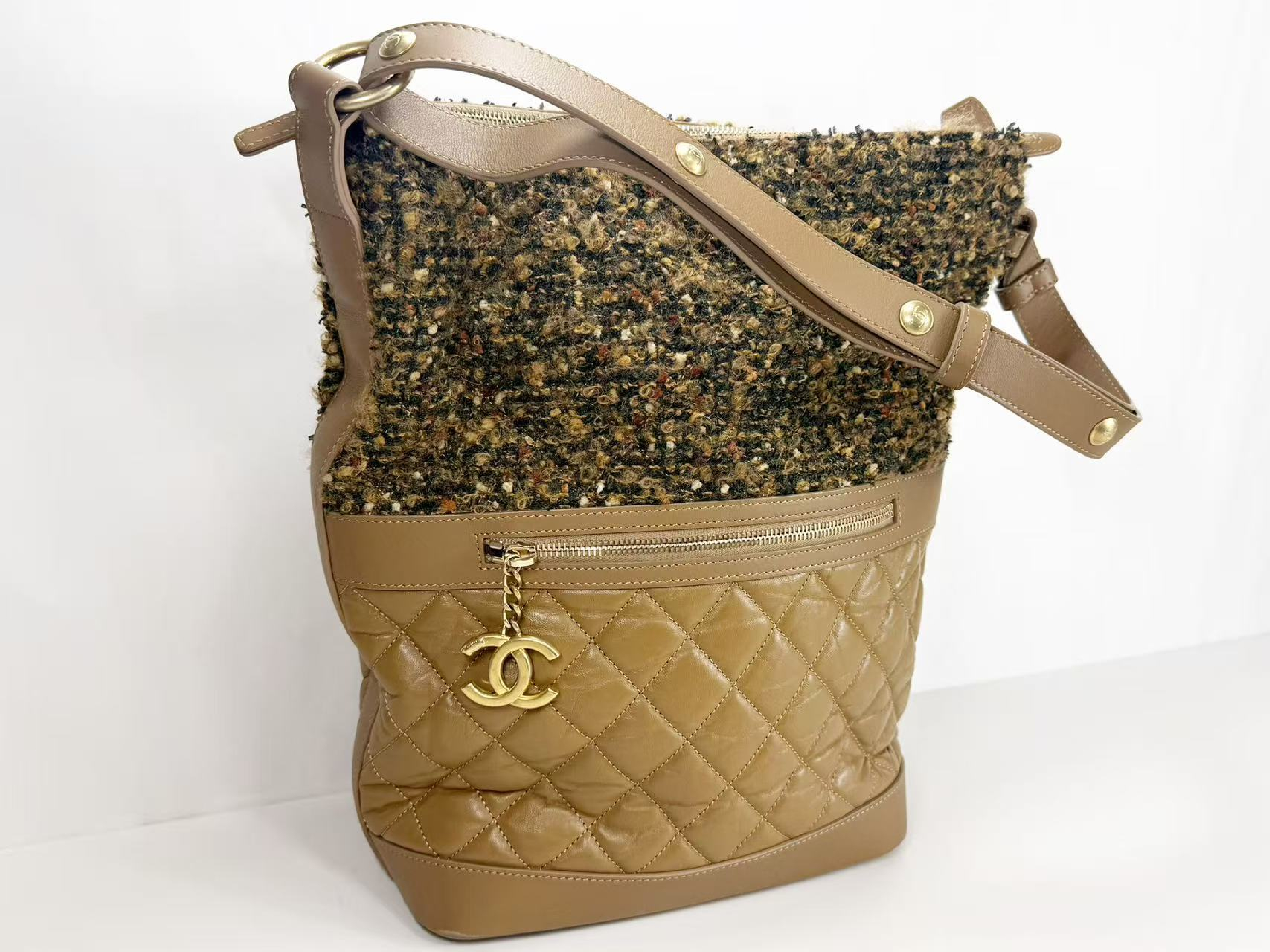 Matelassé Hobo Tweed x Leather Wrinkled Finish W24/H34/D13cm Approx. 26th Series [Stamp Included] Vintage Gold Hardware Shoulder Bag 26735629 — view 2