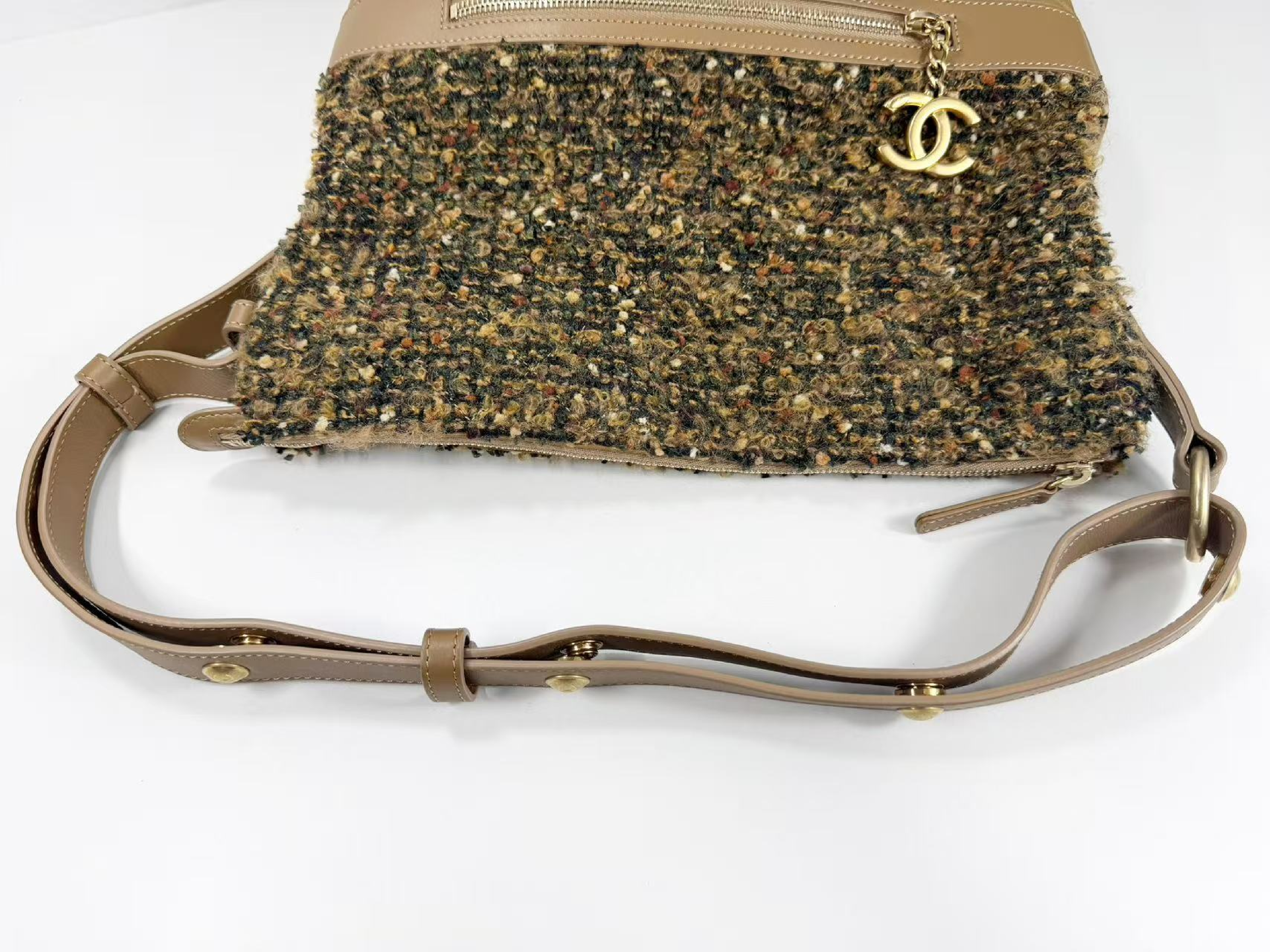Matelassé Hobo Tweed x Leather Wrinkled Finish W24/H34/D13cm Approx. 26th Series [Stamp Included] Vintage Gold Hardware Shoulder Bag 26735629 — view 7