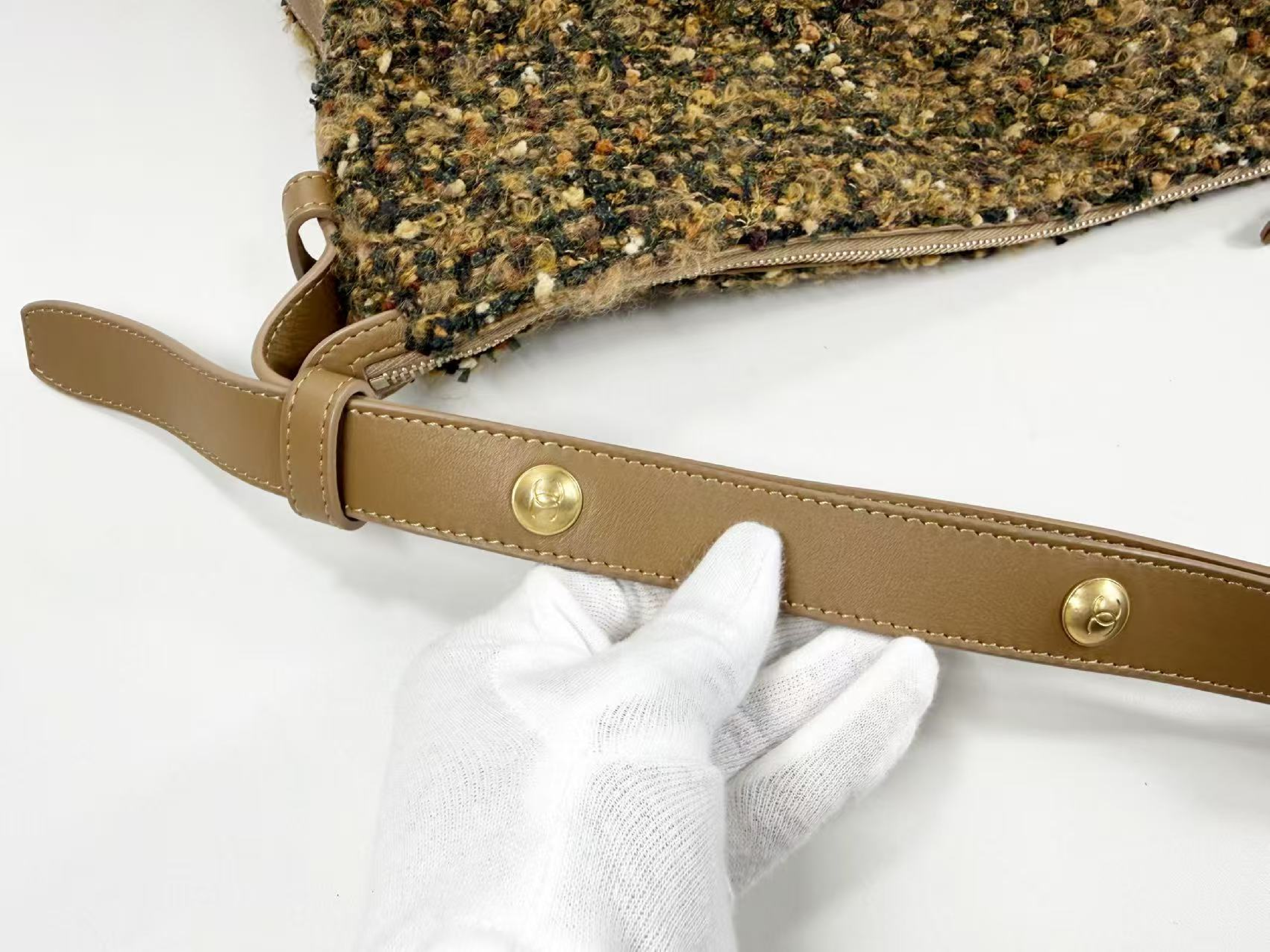 Matelassé Hobo Tweed x Leather Wrinkled Finish W24/H34/D13cm Approx. 26th Series [Stamp Included] Vintage Gold Hardware Shoulder Bag 26735629 — view 8