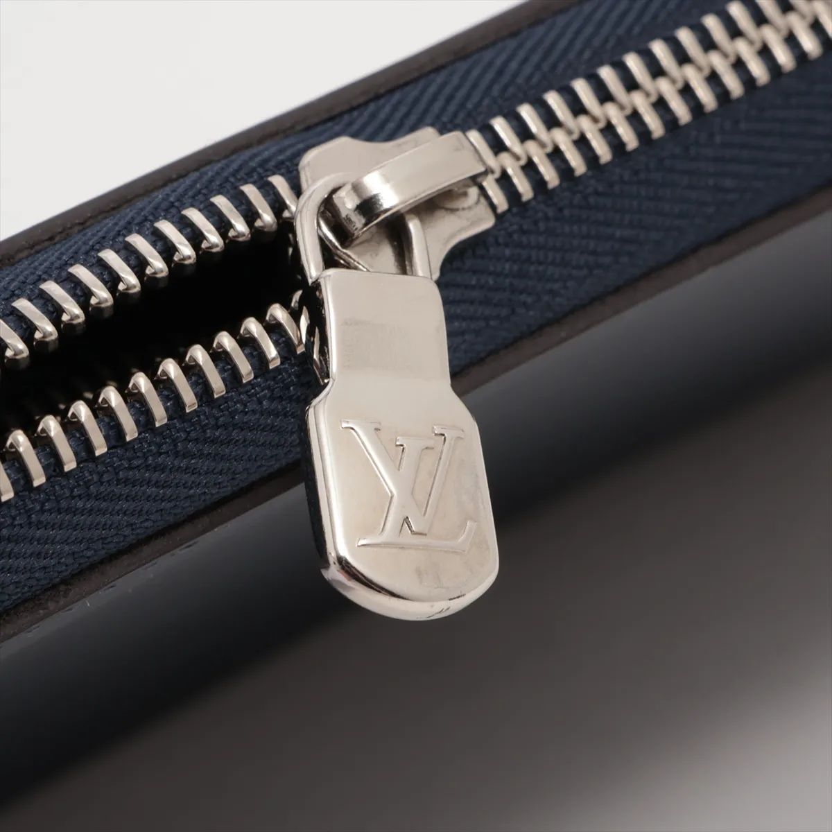 Epi Zippy Organizer NM M62644 CA0230 Navy Round Zip Wallet — view 12