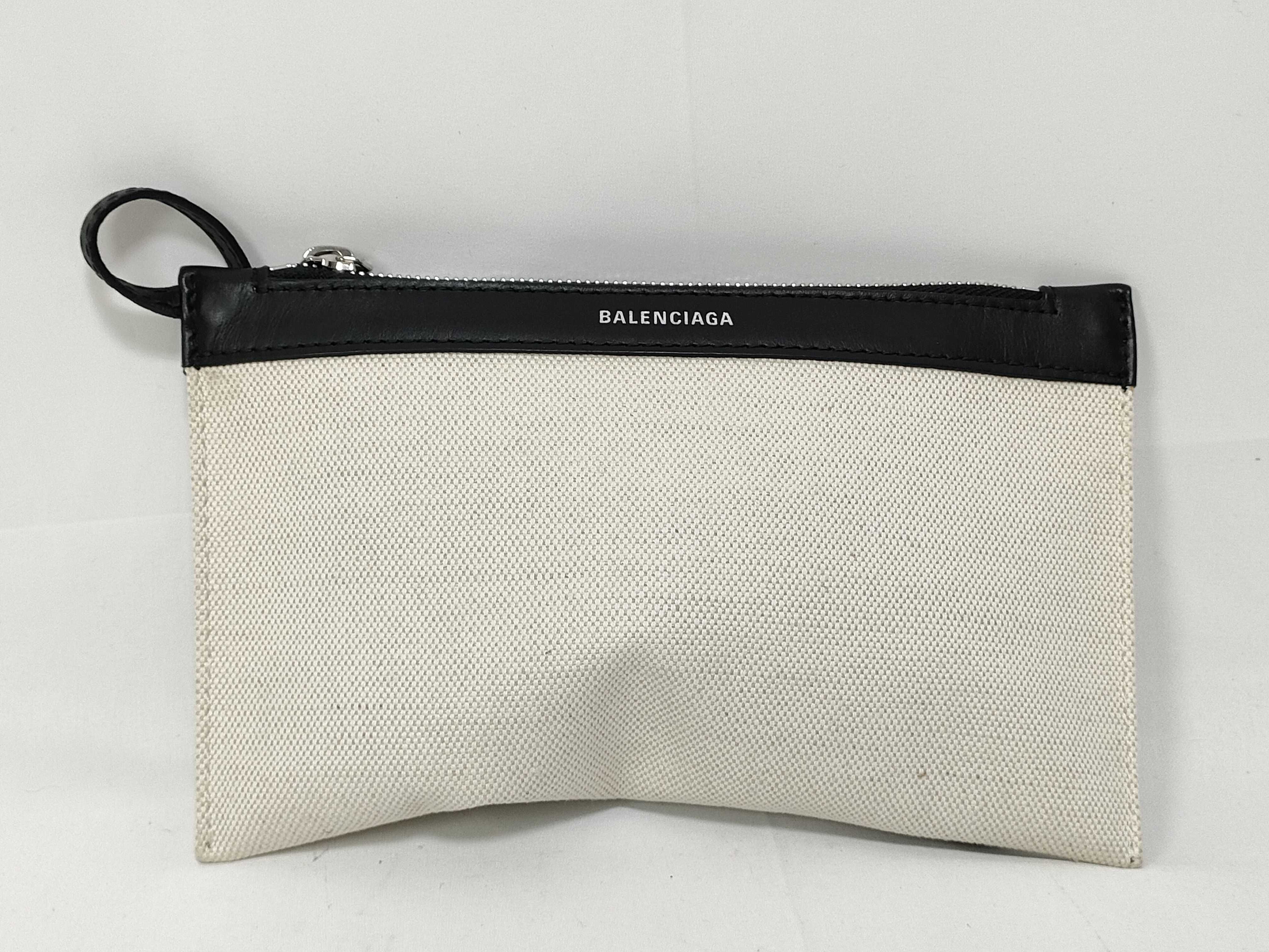 pouch, included with the Cabas bag.