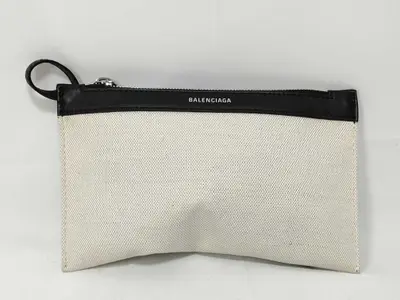 pouch, included with the Cabas bag.