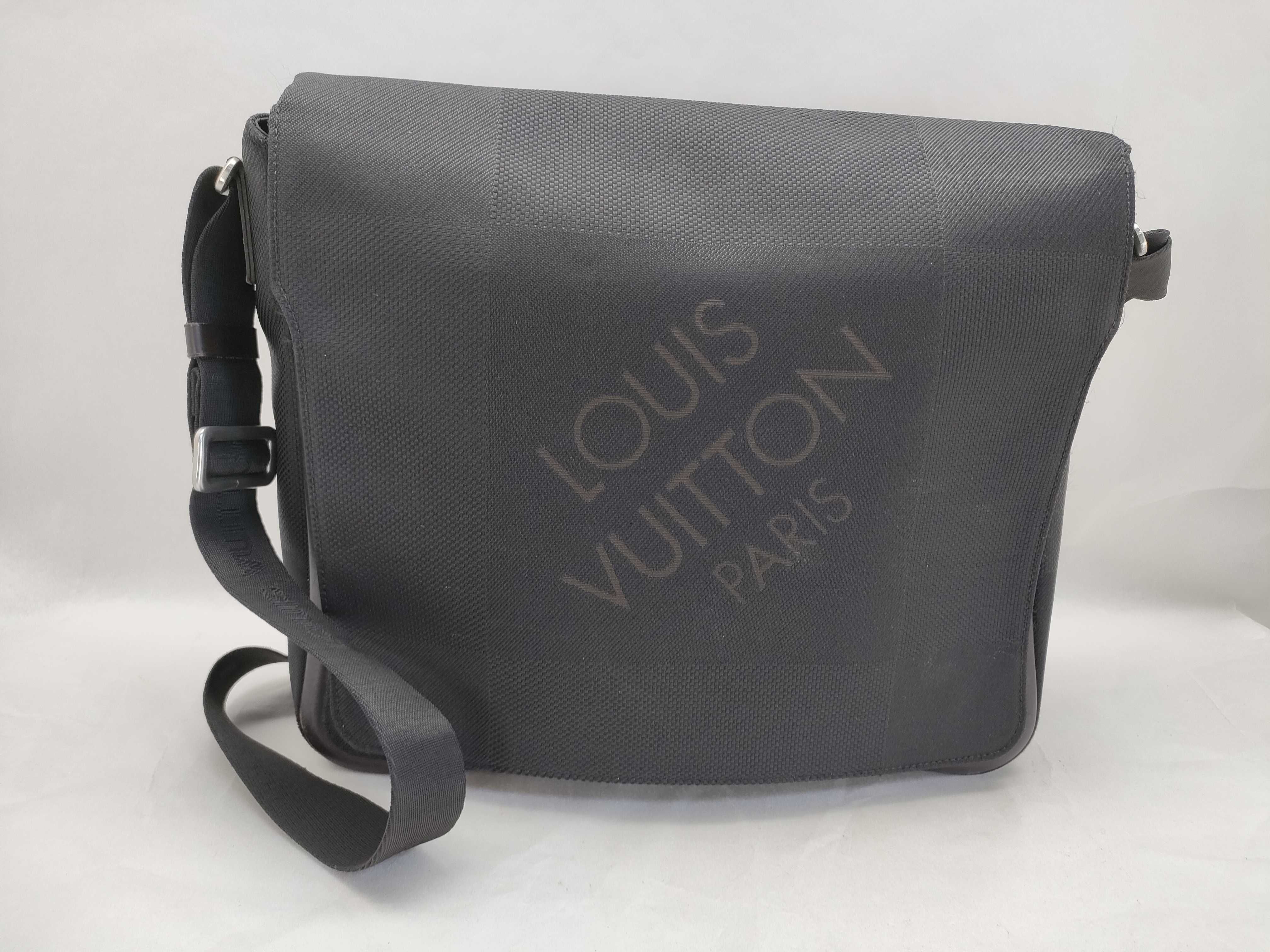 Damier Geant Messager NM M93225 Black VI0065 Shoulder Bag