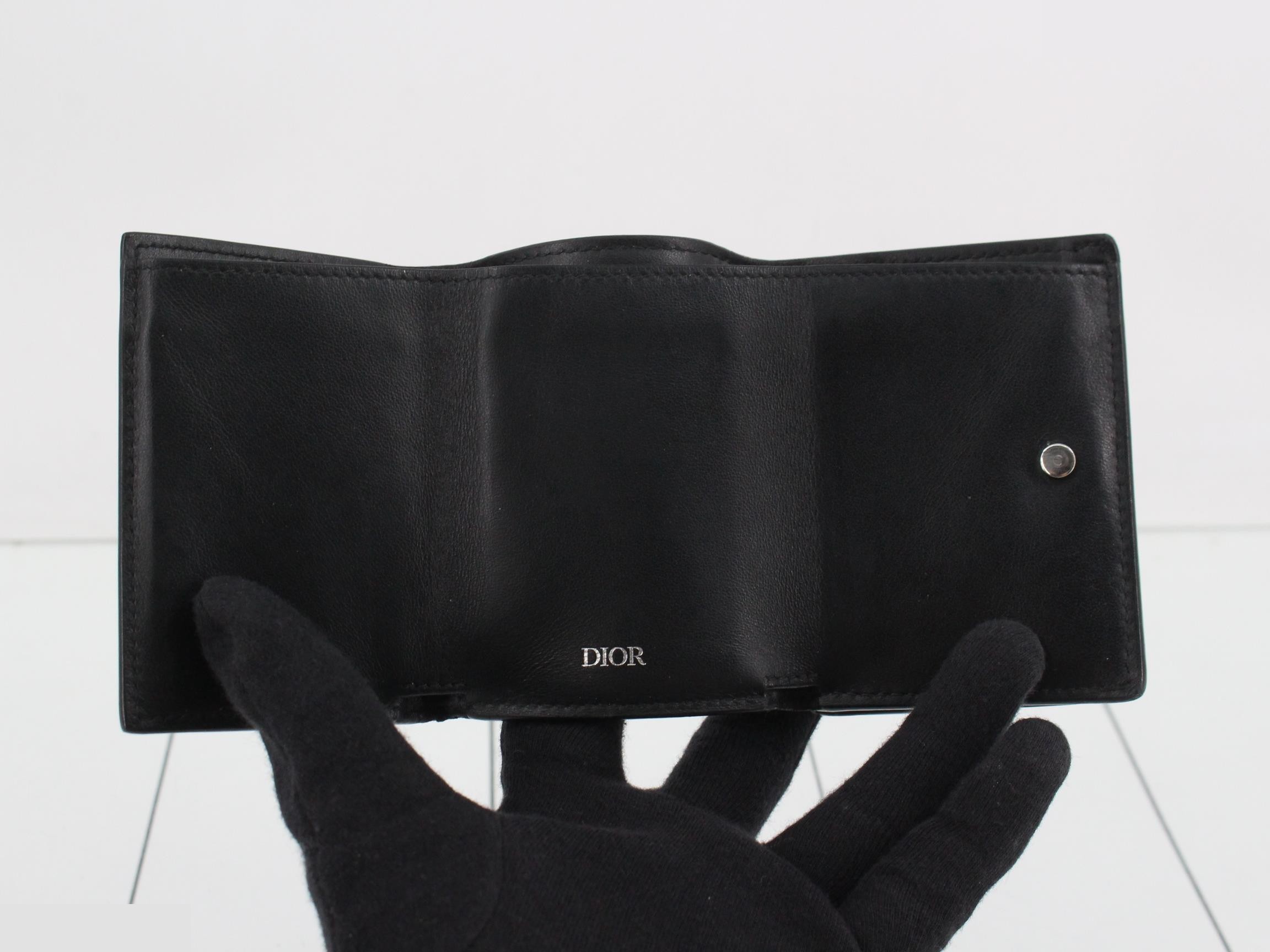 Other lines: Bags & Wallets, Oblique Tri-fold Wallet, Black — view 4